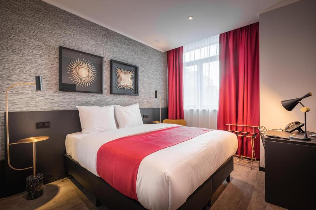 Double Deluxe King Bed