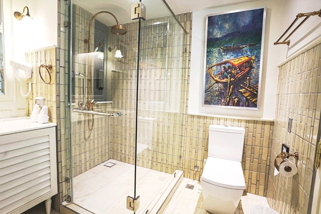 Triple Deluxe King Bed