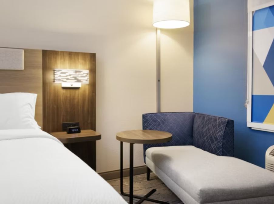 Suite Accessible King Size Bed