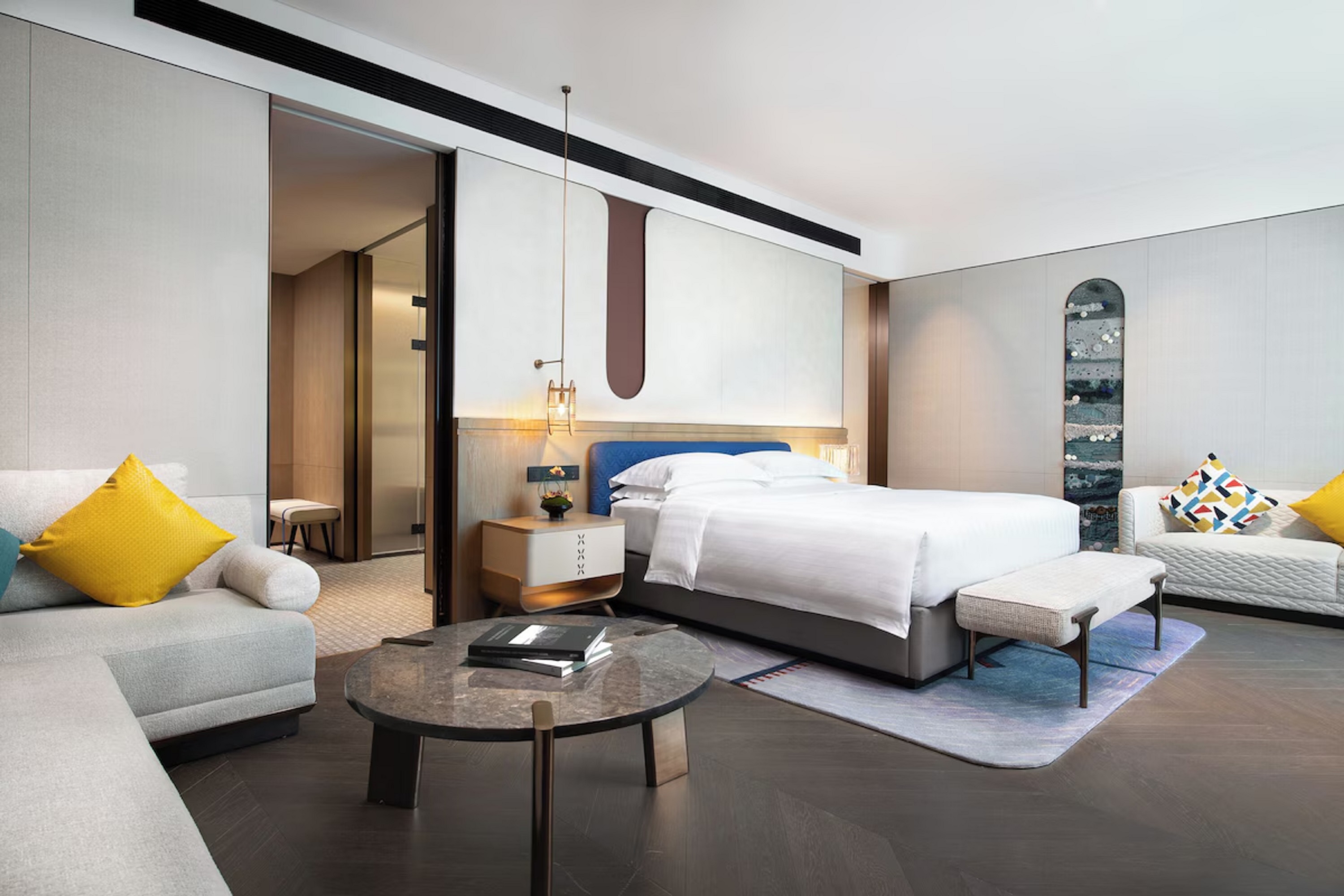 Suite Deluxe City View King Bed