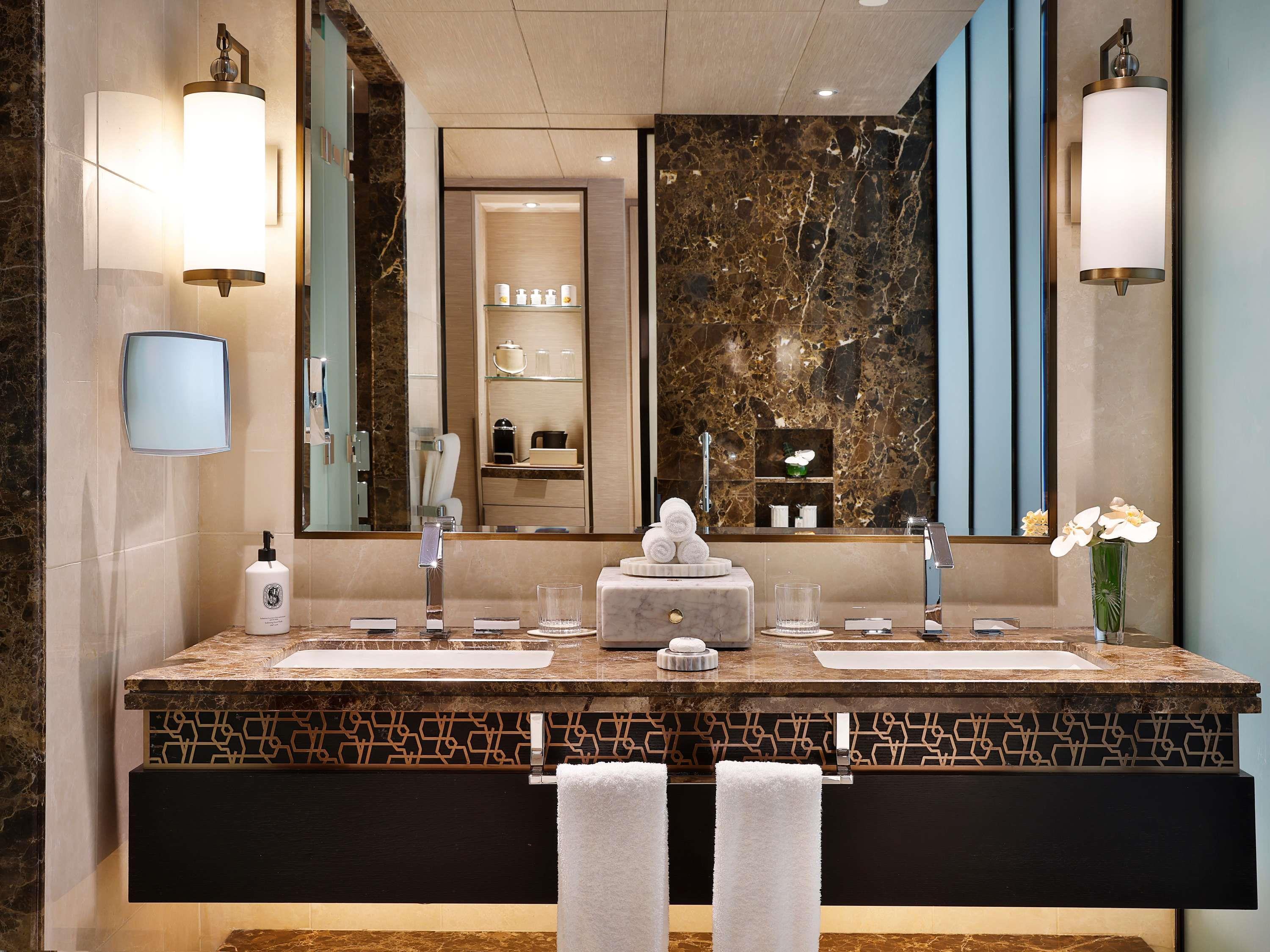 Suite City View King Bed