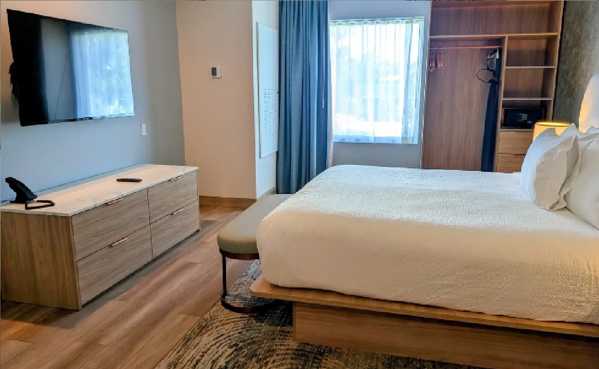 Suite Accessible King Size Bed