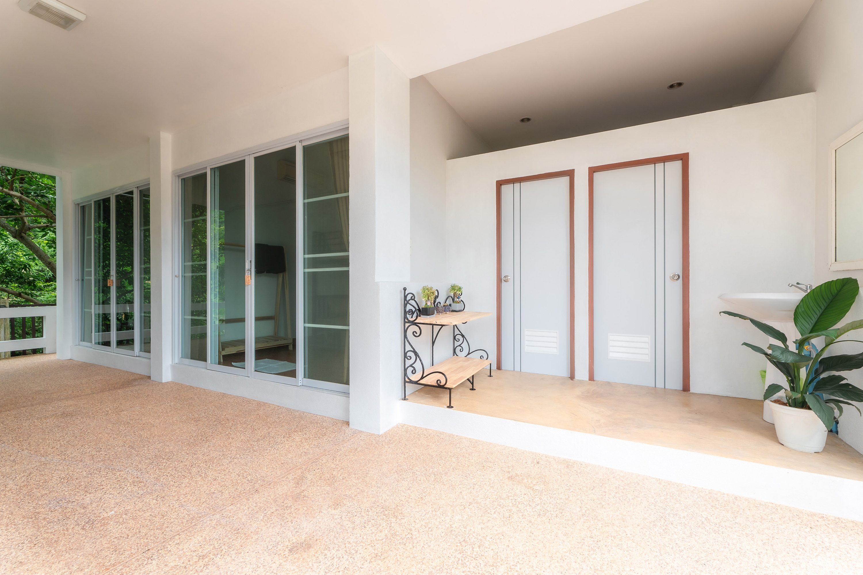 Room Bunk Bed with Shared Bathroom