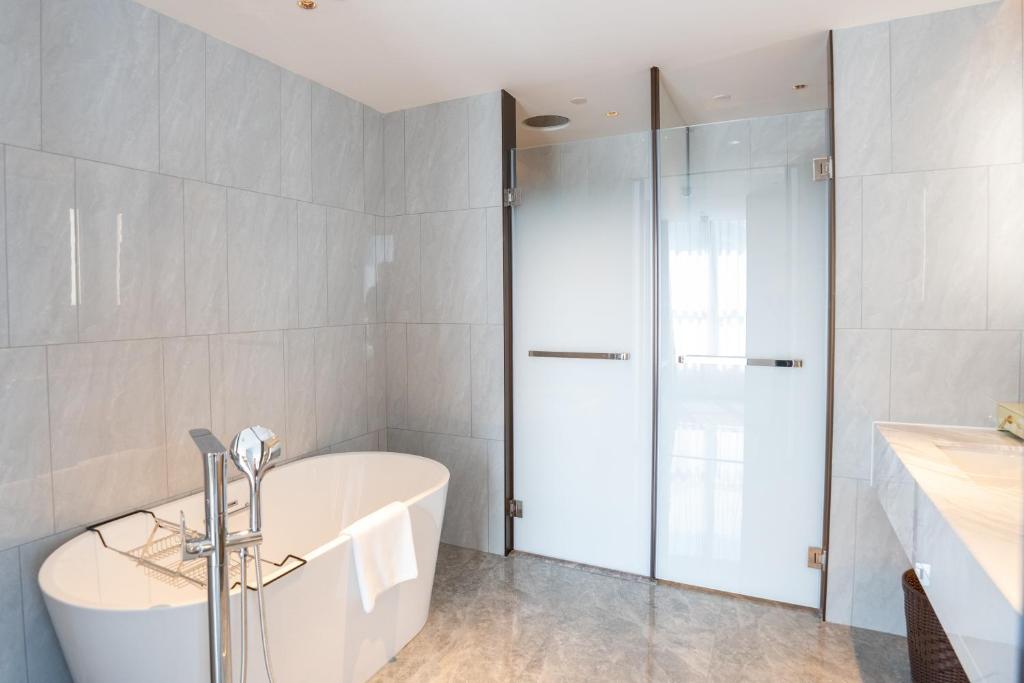 Double Deluxe City View King Bed