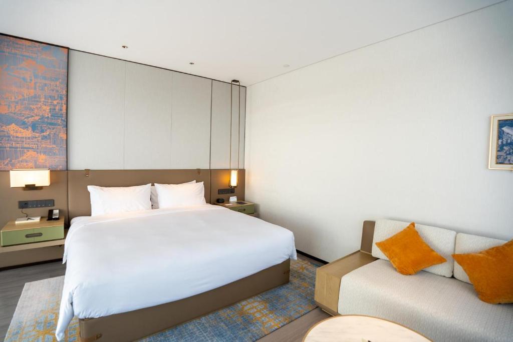 Double Deluxe City View King Bed