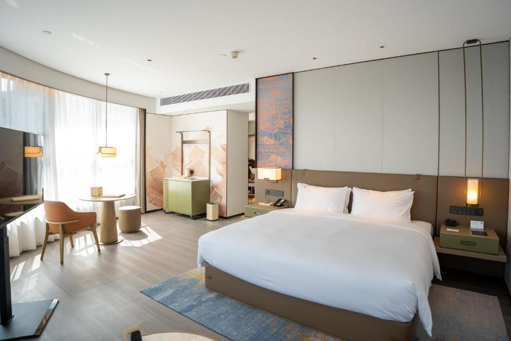 Double Deluxe City View King Bed