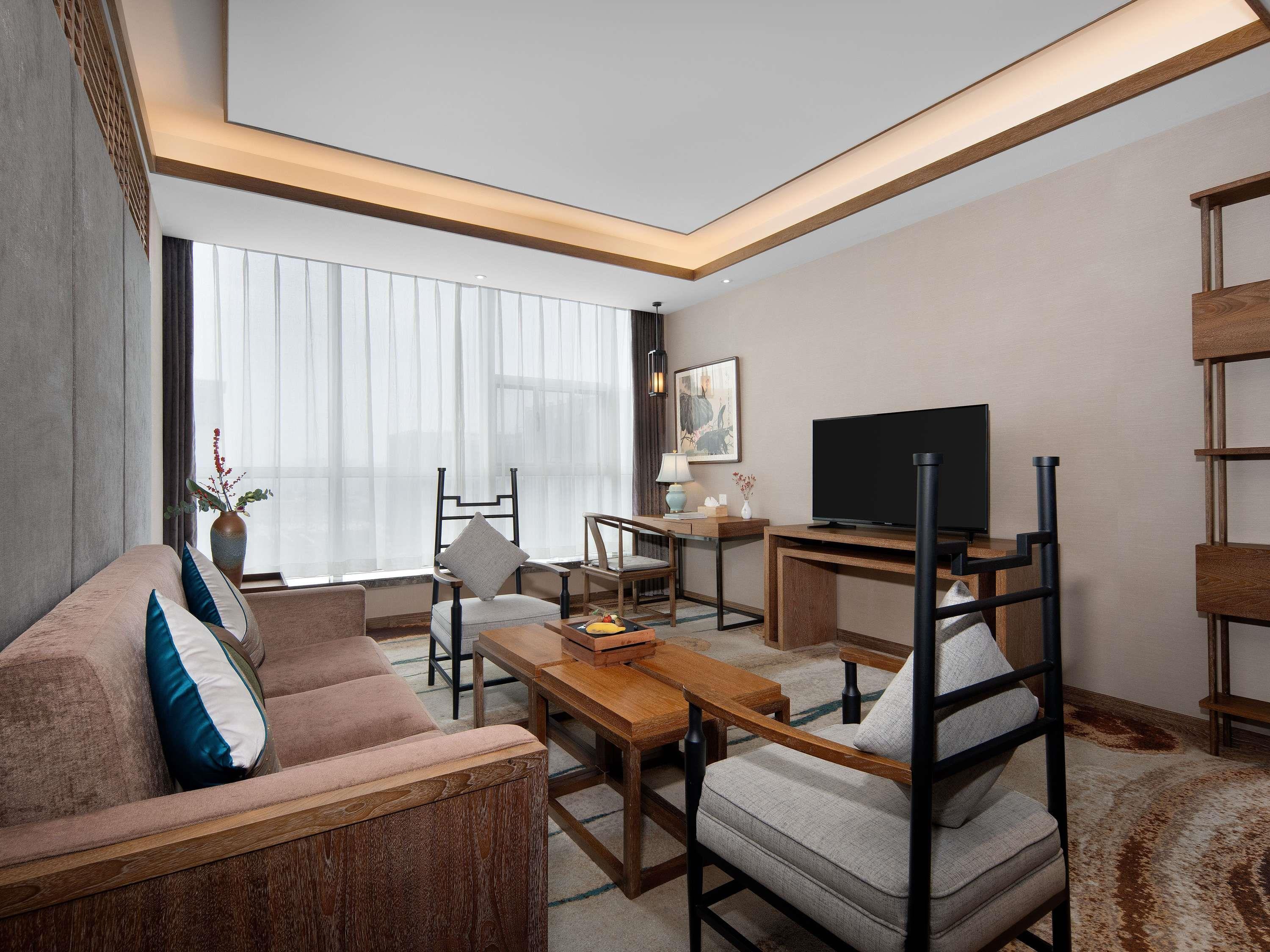 Suite Deluxe City View King Bed