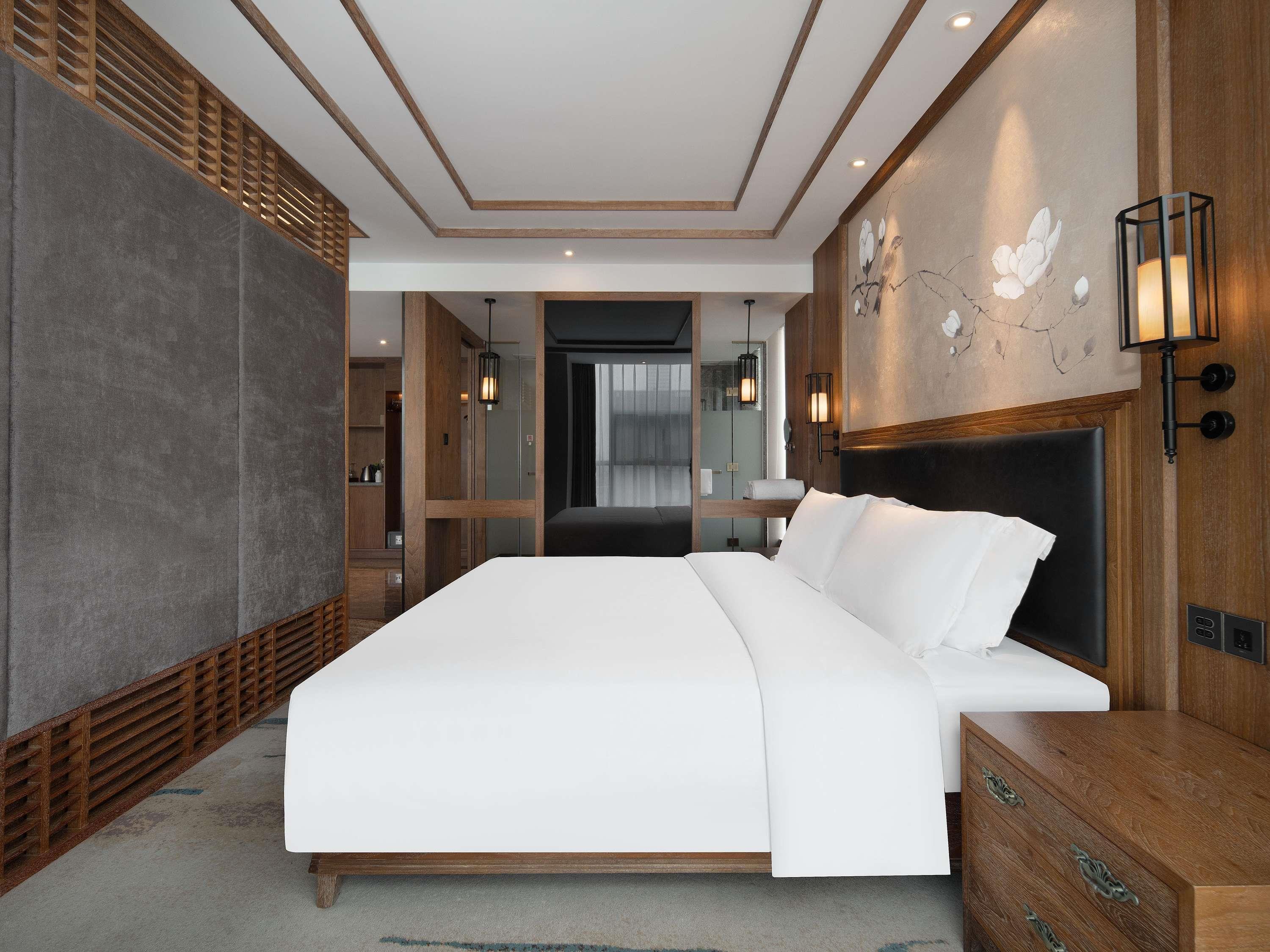Suite Deluxe City View King Bed