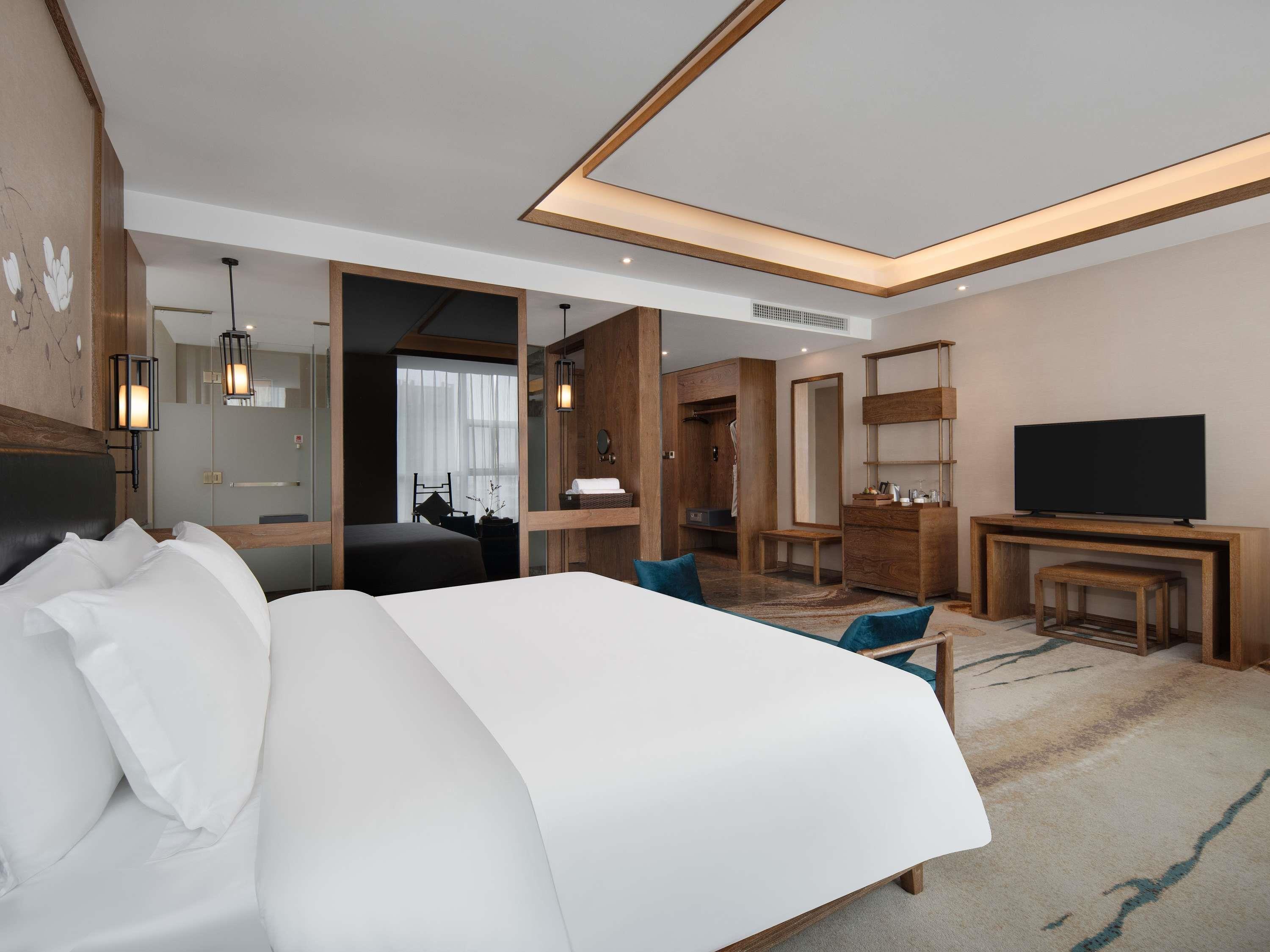 Double Deluxe City View King Bed
