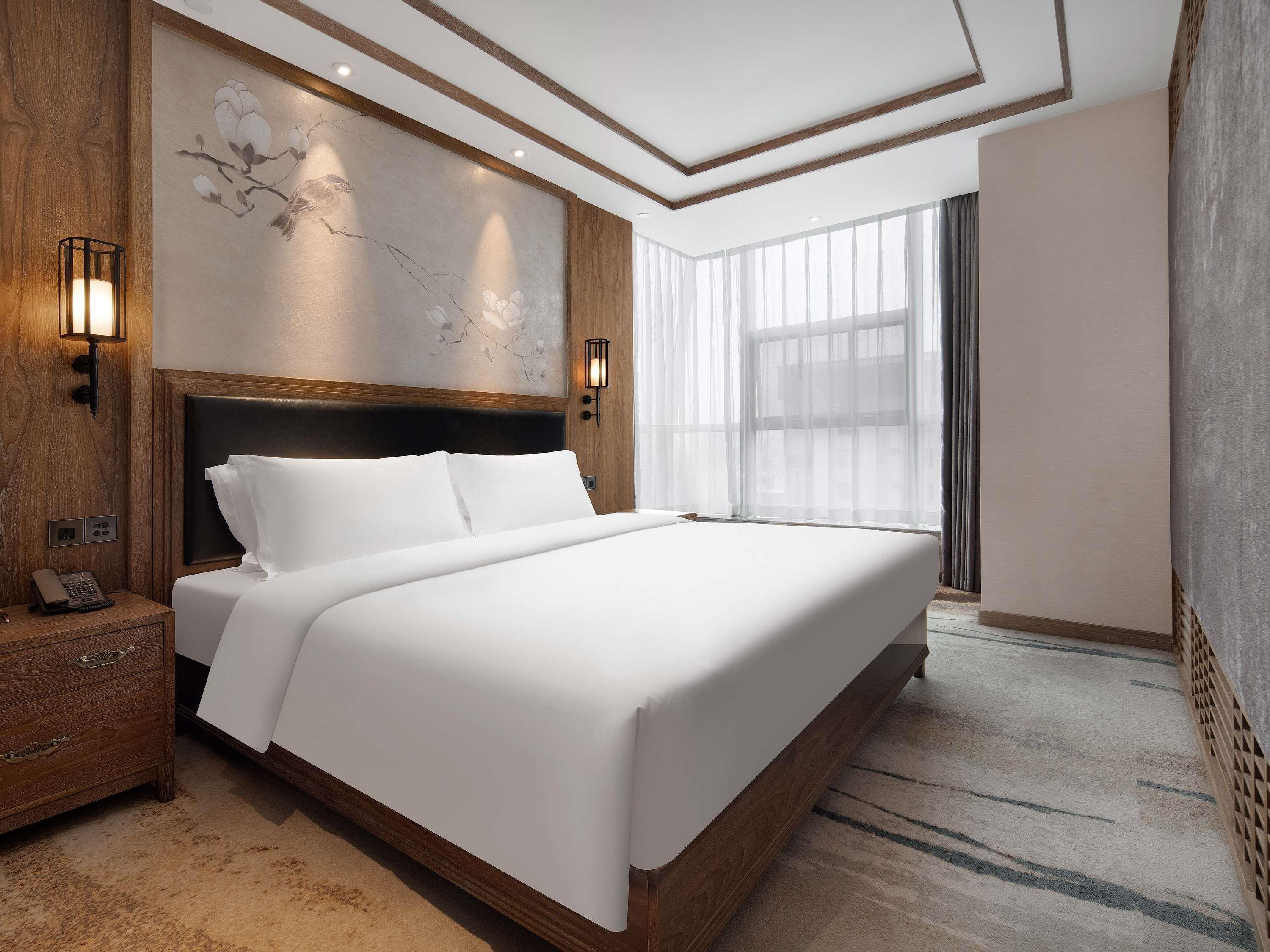 Suite Deluxe City View King Bed