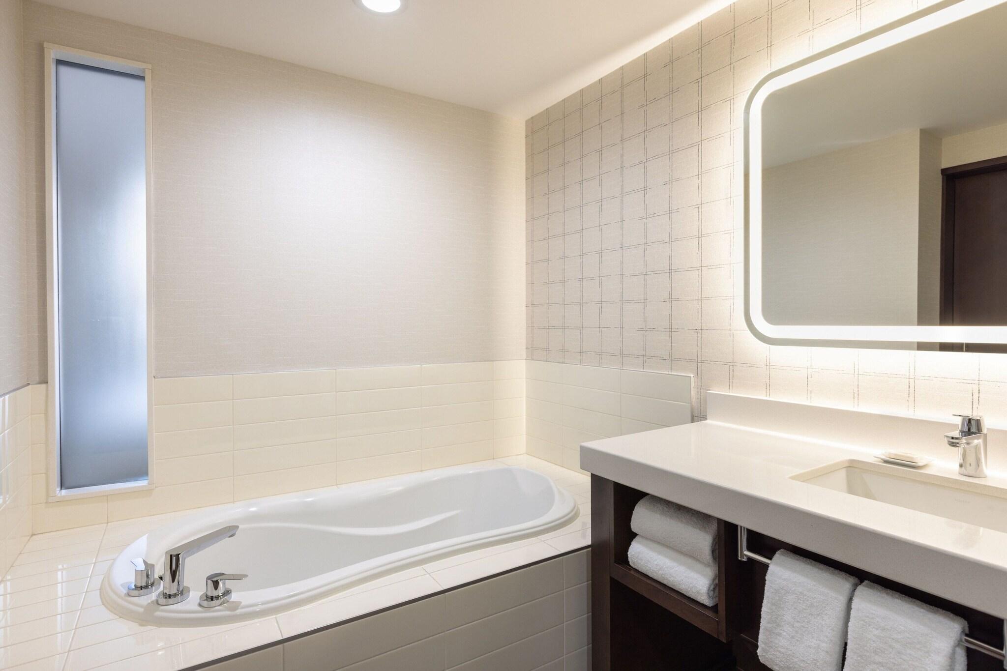 Suite City View King Bed