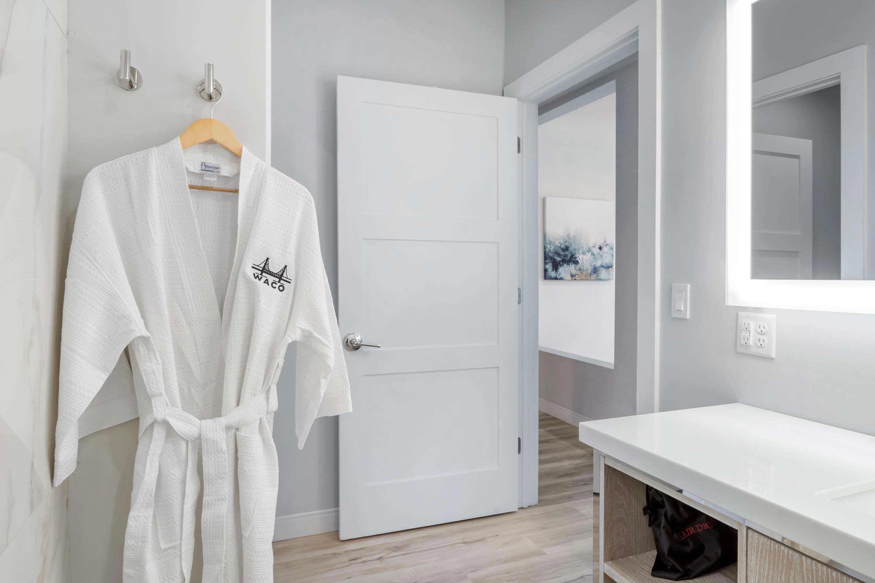 Suite Accessible King Size Bed