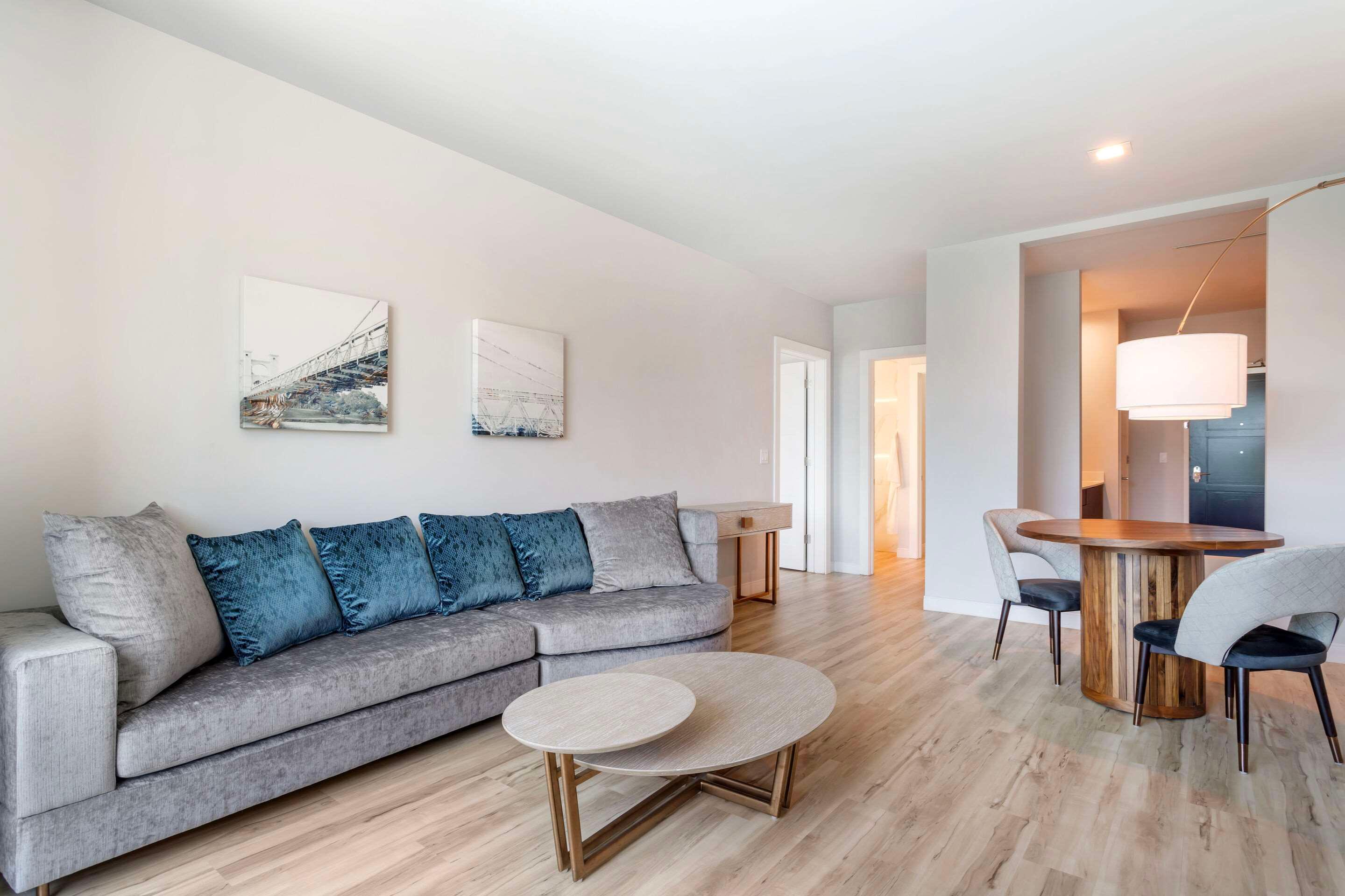 Suite Accessible King Size Bed