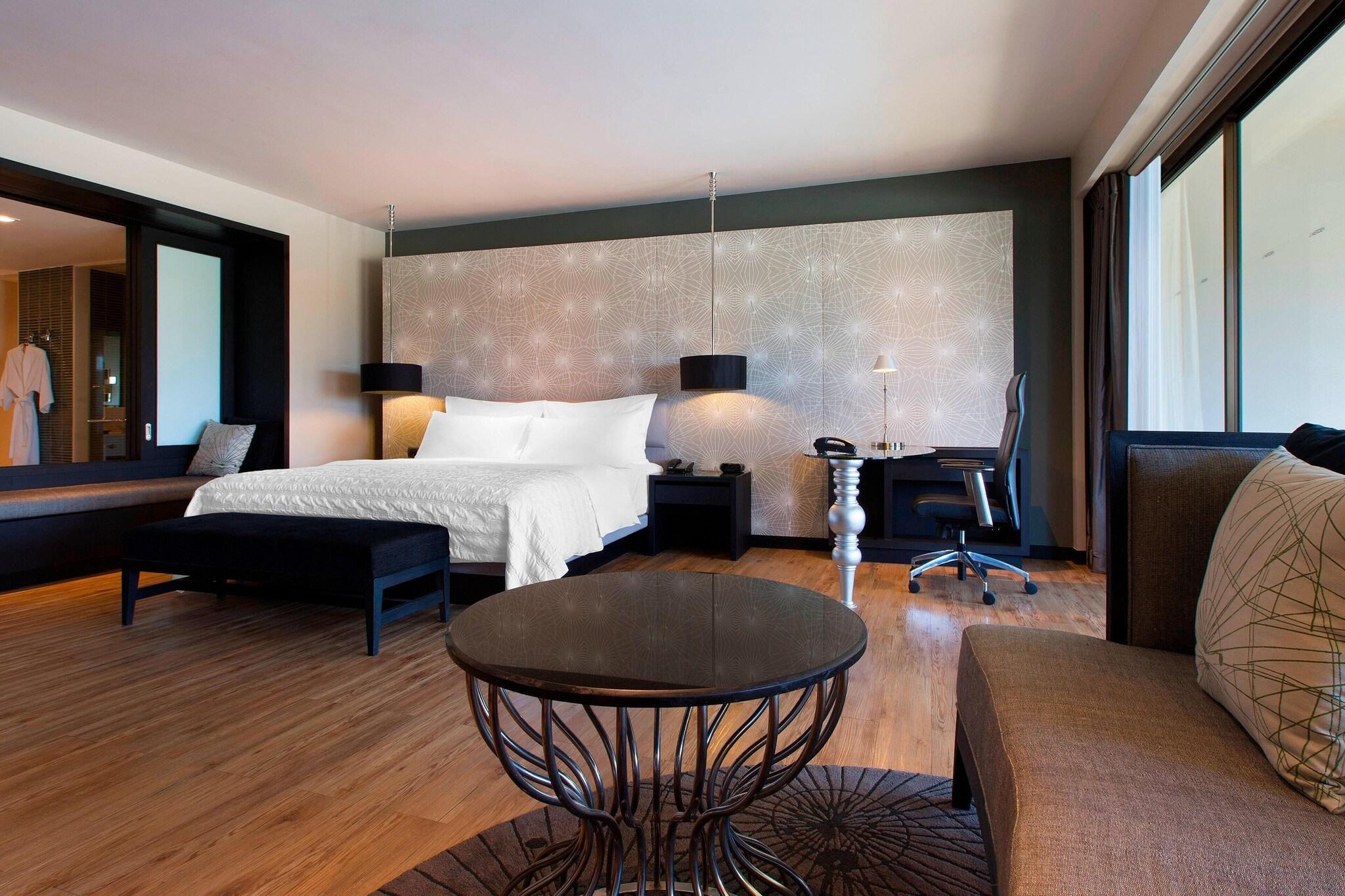 Double Pool View King Bed