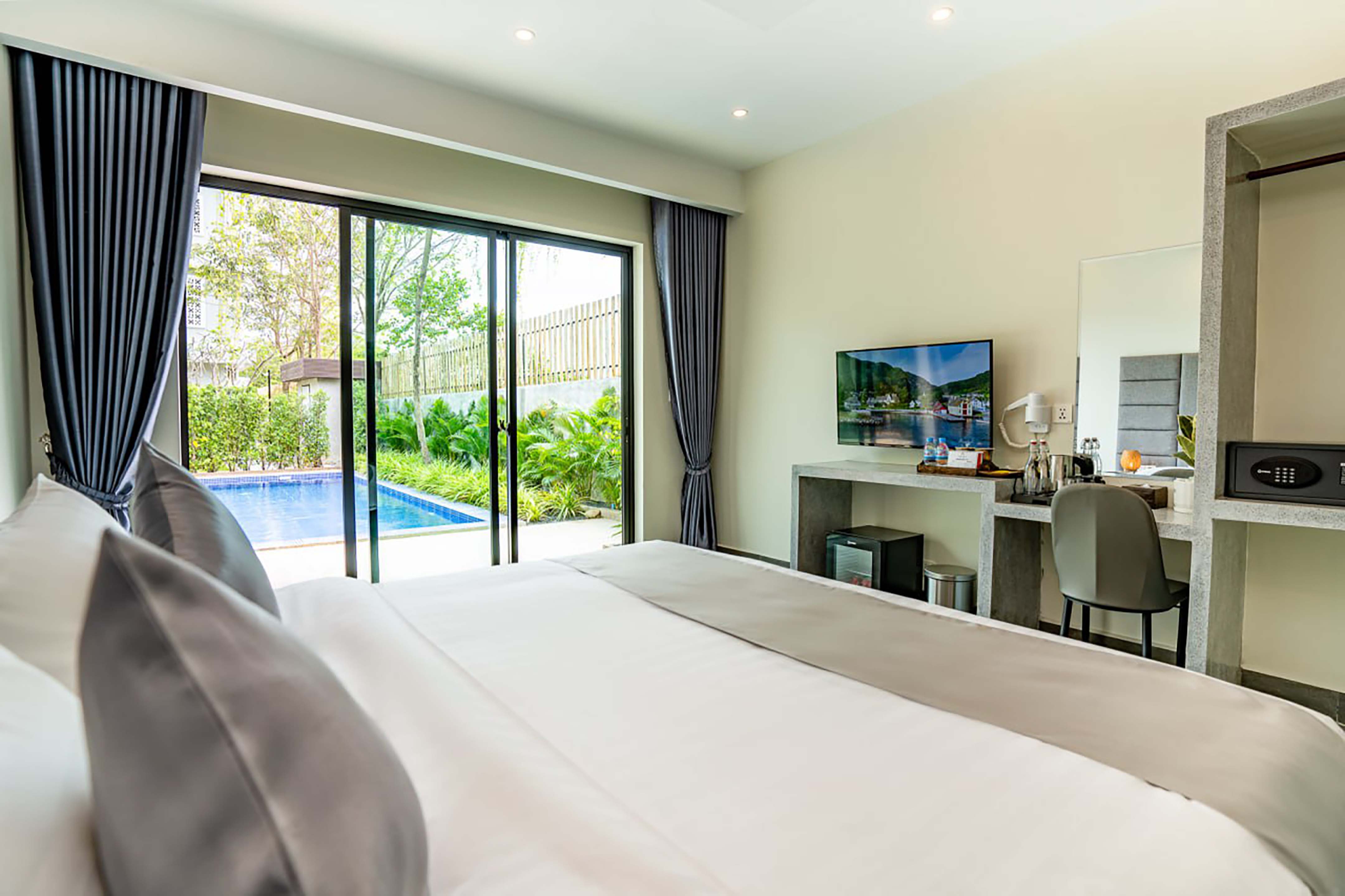 Suite Deluxe Pool View