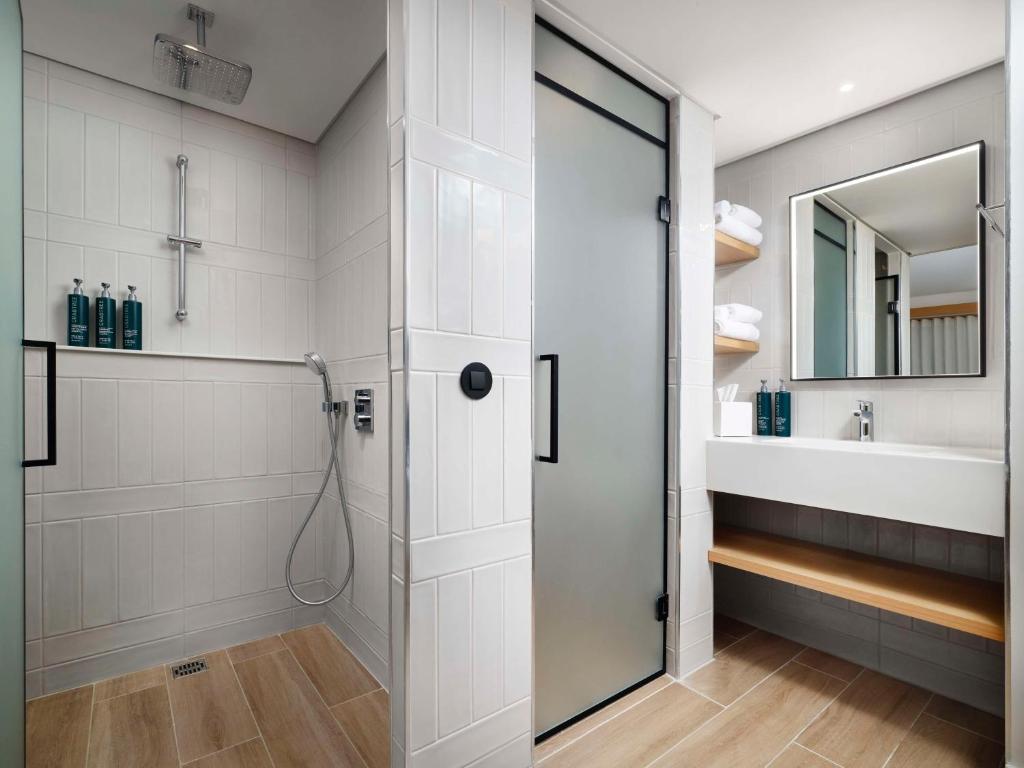 Double Accessible King Size Bed