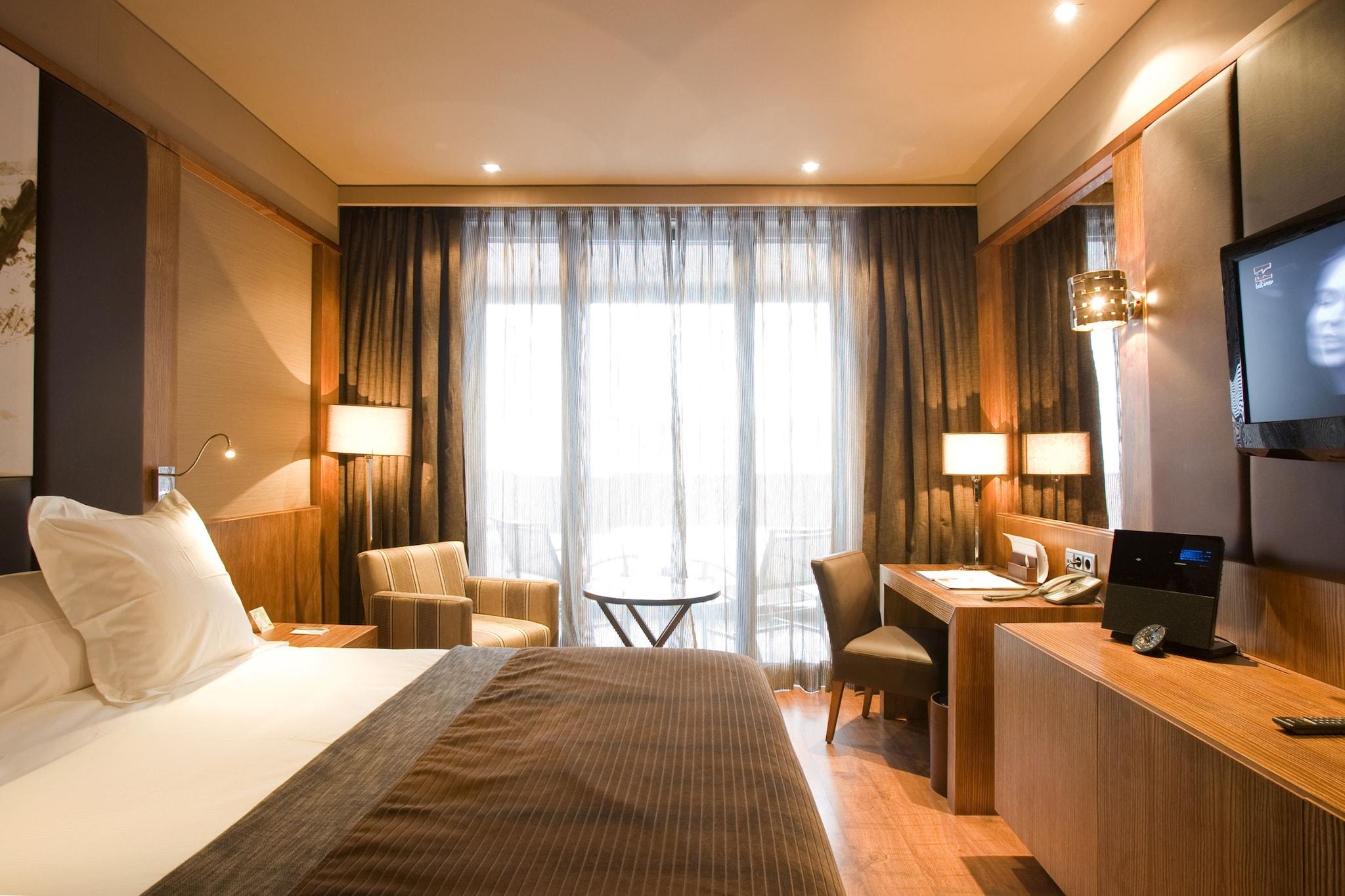 Double Classic Queen Bed