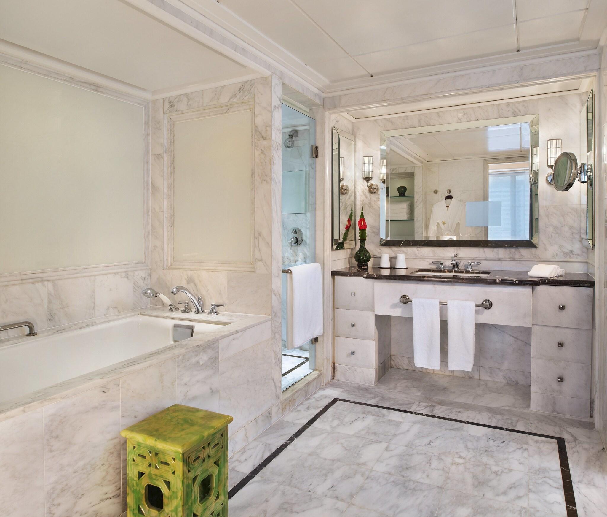 Suite City View King Bed