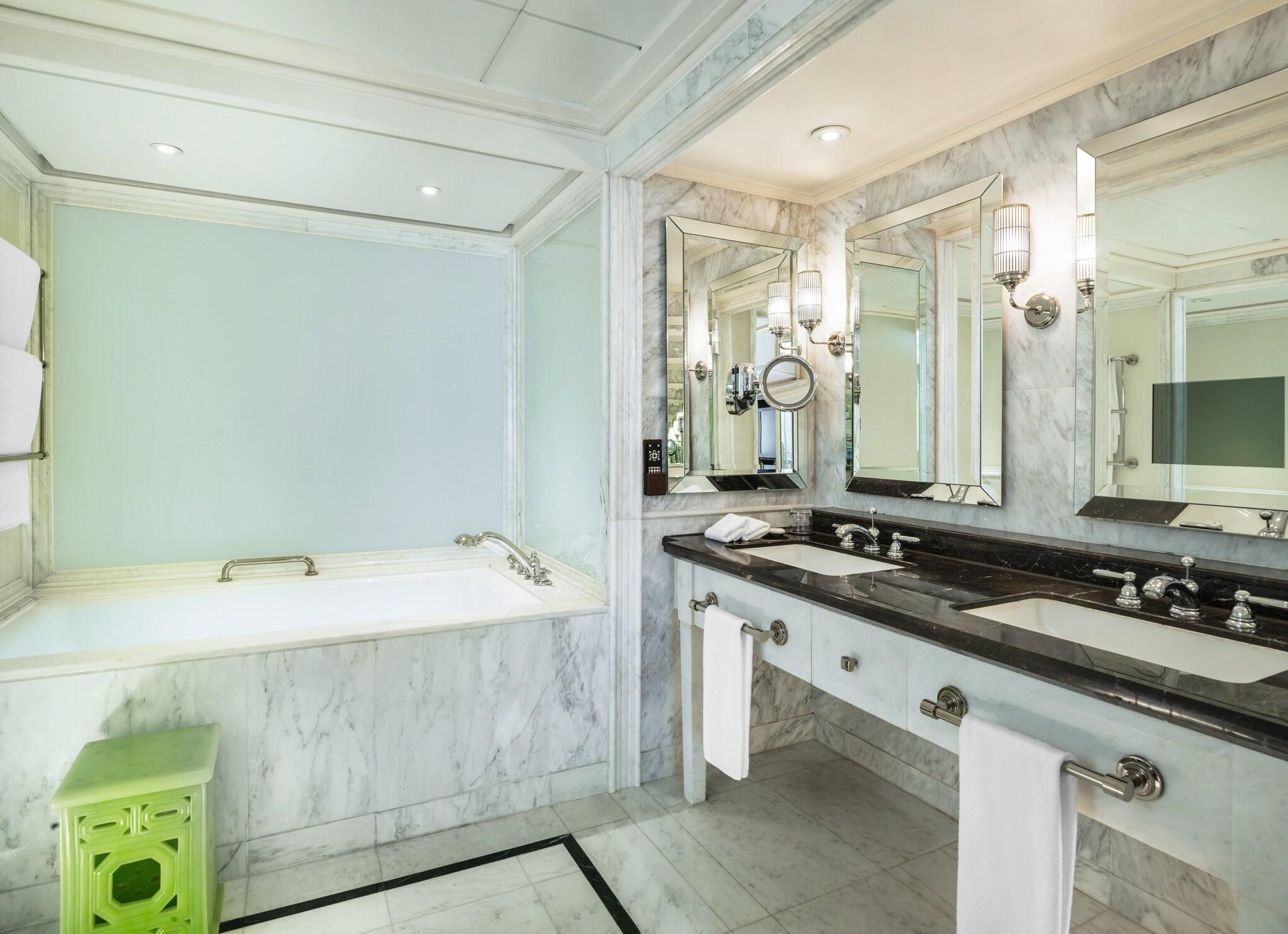 Suite City View King Bed