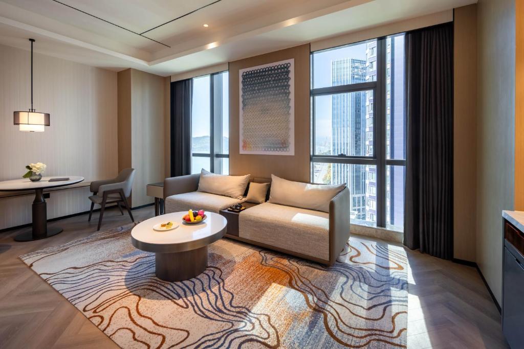 Suite Deluxe King Bed