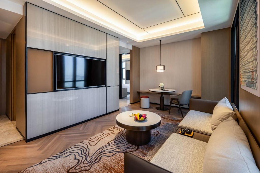 Suite Deluxe King Bed