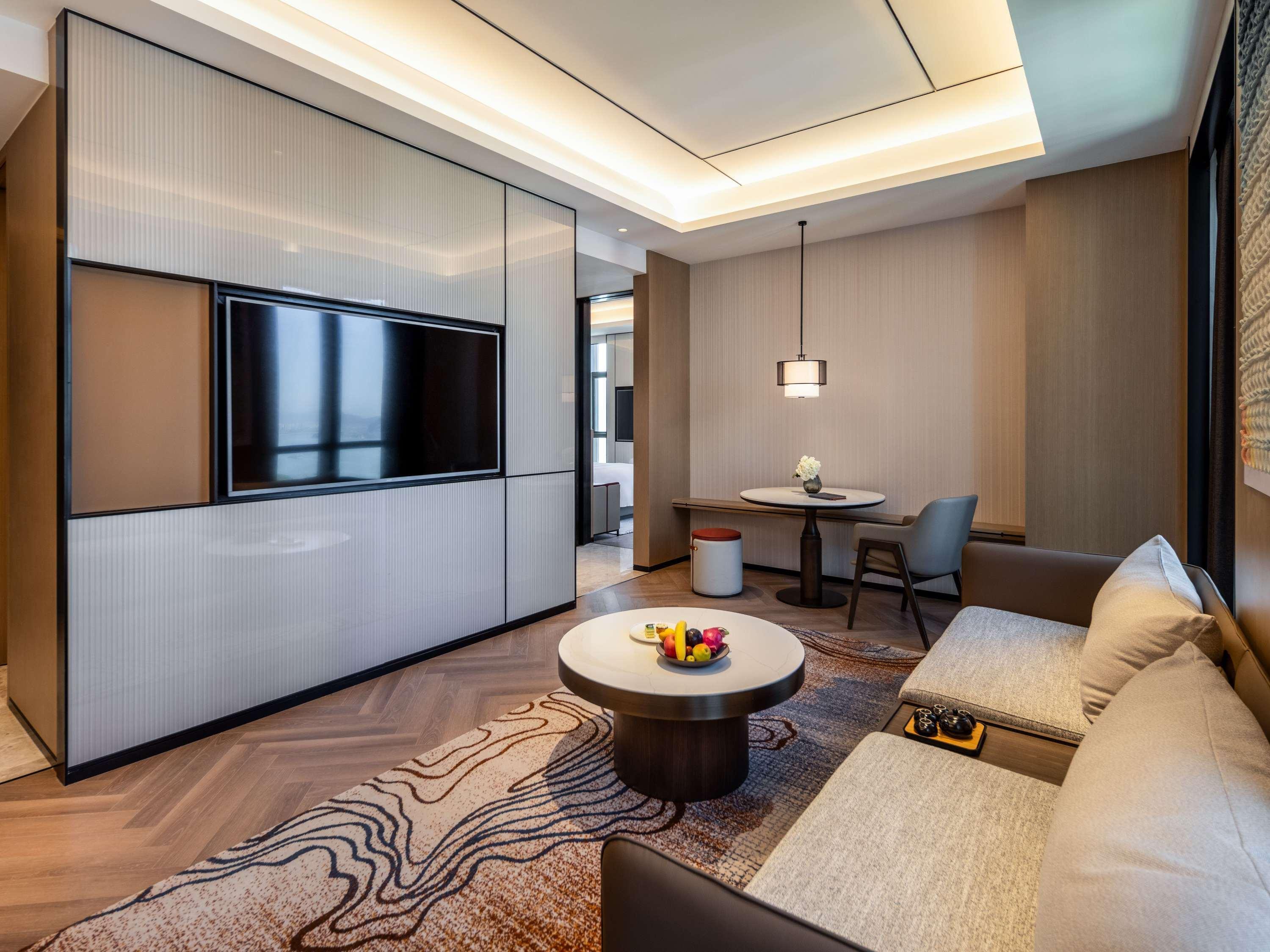 Suite Deluxe King Bed