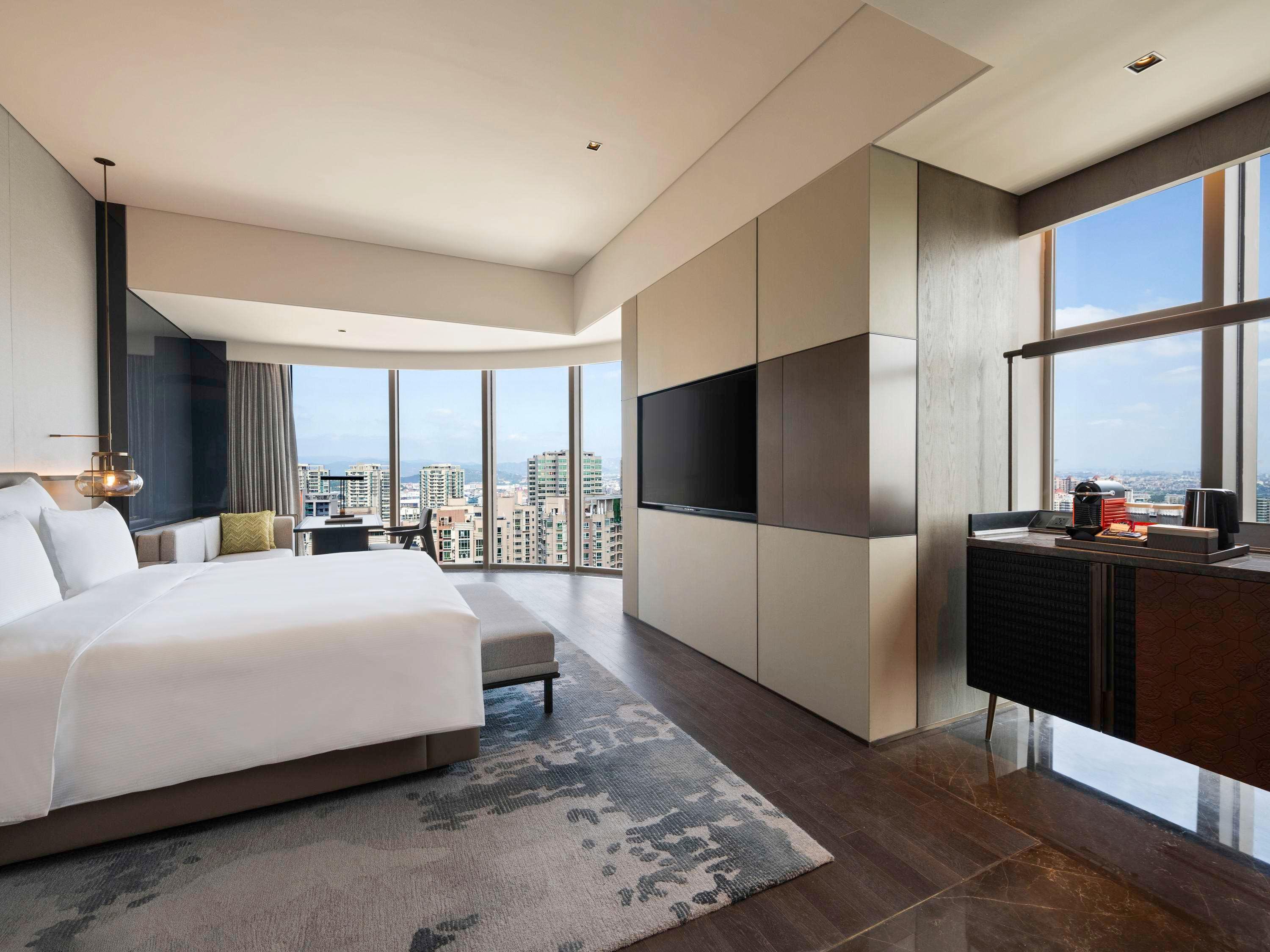 Double Deluxe City View King Bed