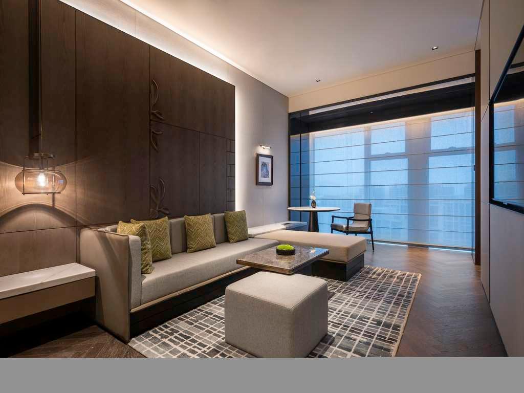 Suite Deluxe City View King Bed