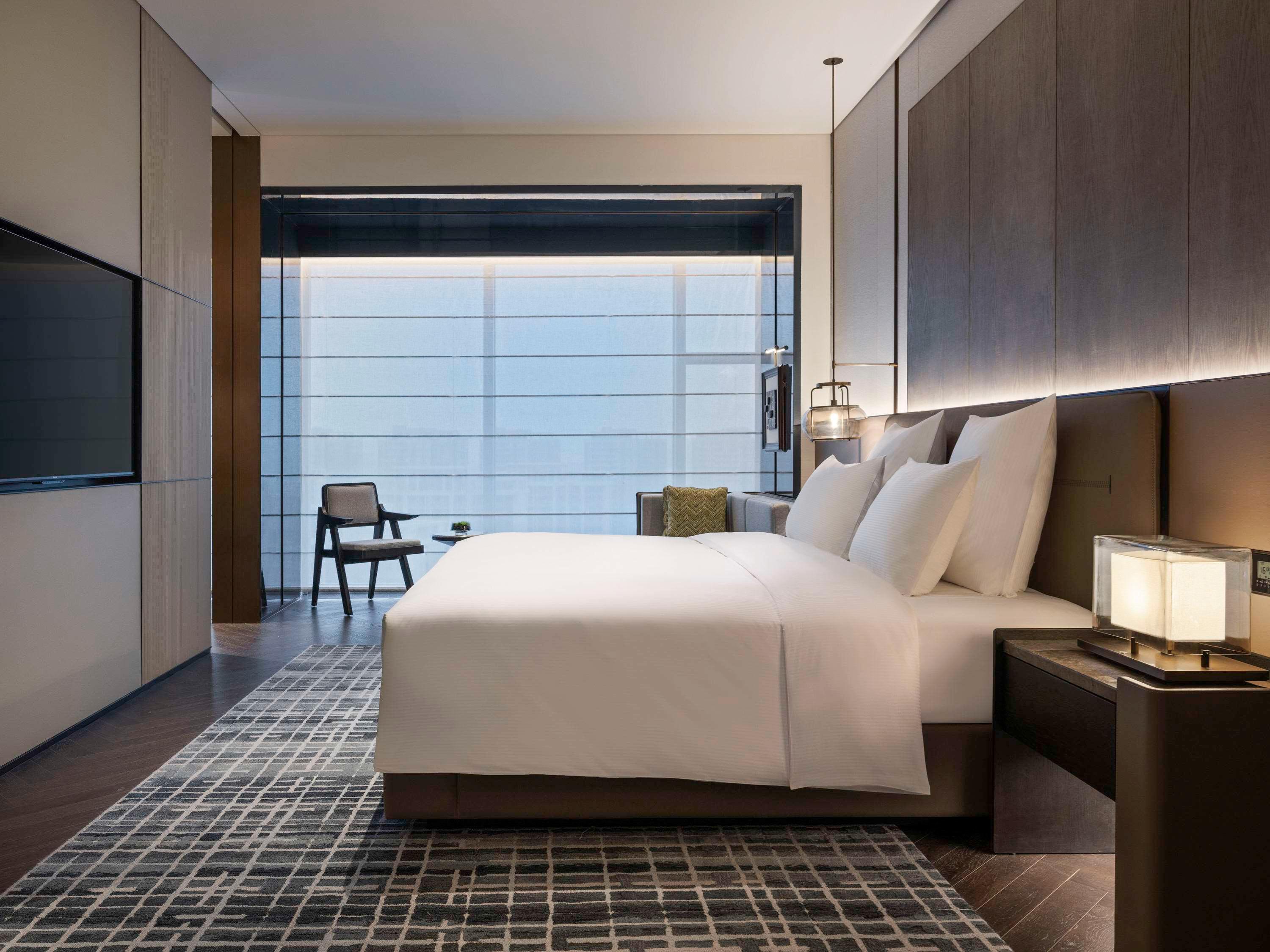 Suite Deluxe City View King Bed