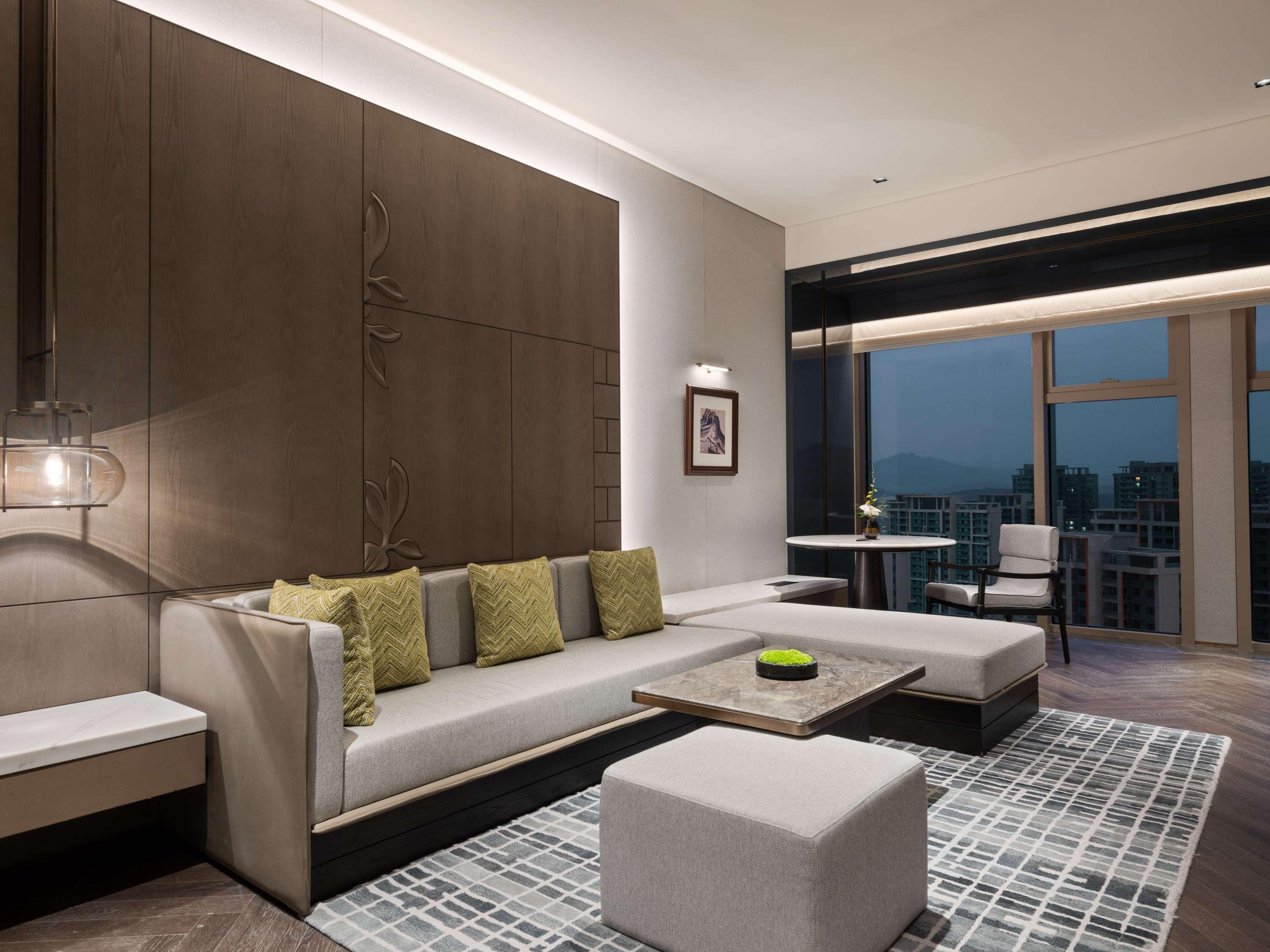 Suite Deluxe City View King Bed