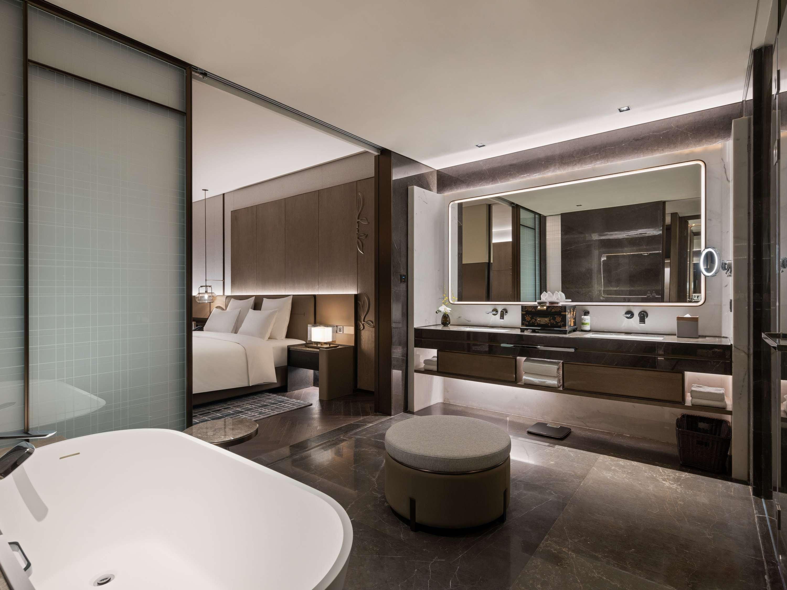 Suite Deluxe City View King Bed