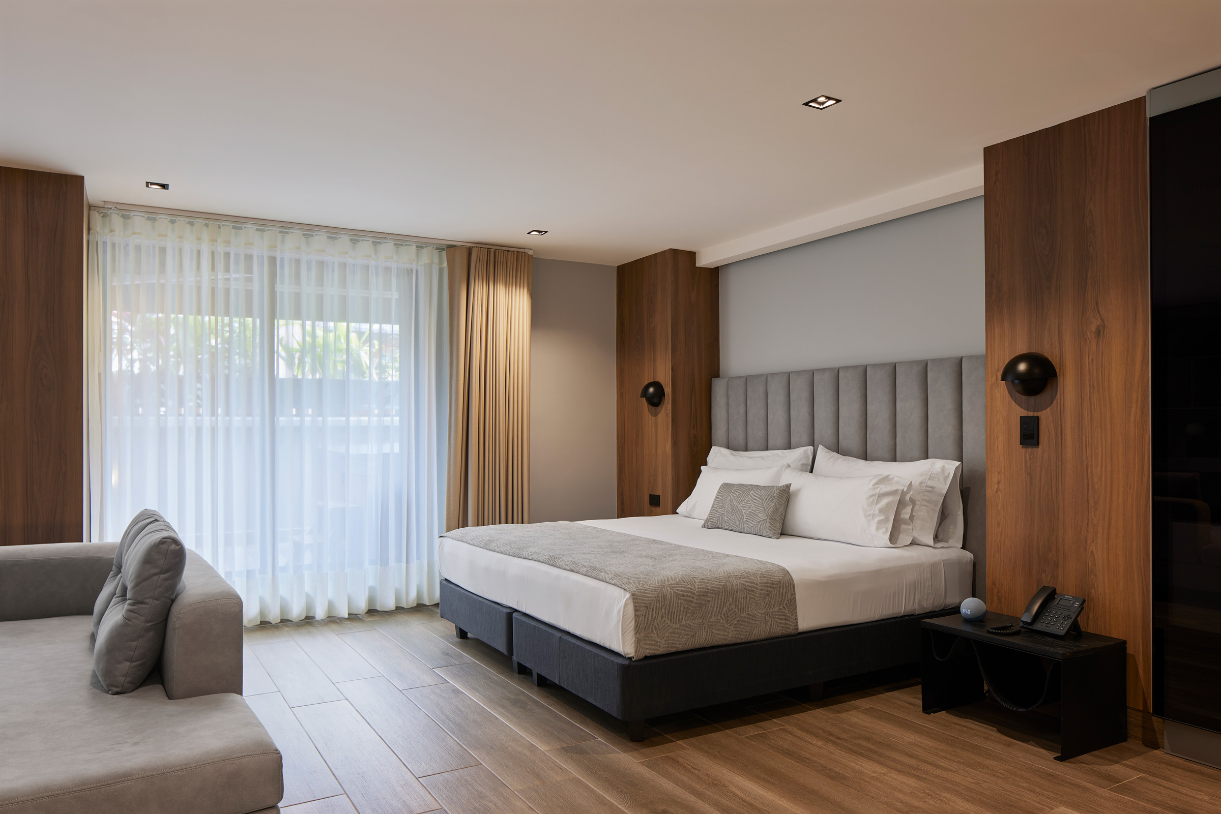 Studio Classic Queen Bed