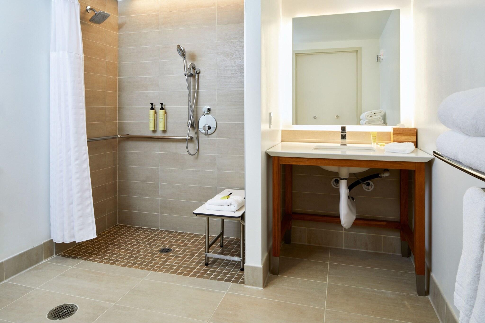 Suite Accessible King Size Bed