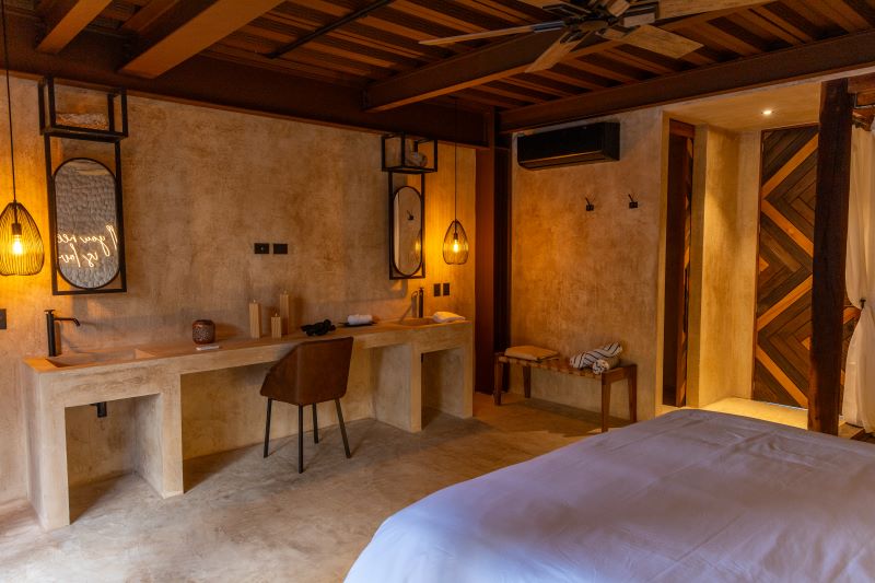 Suite Pool View King Bed