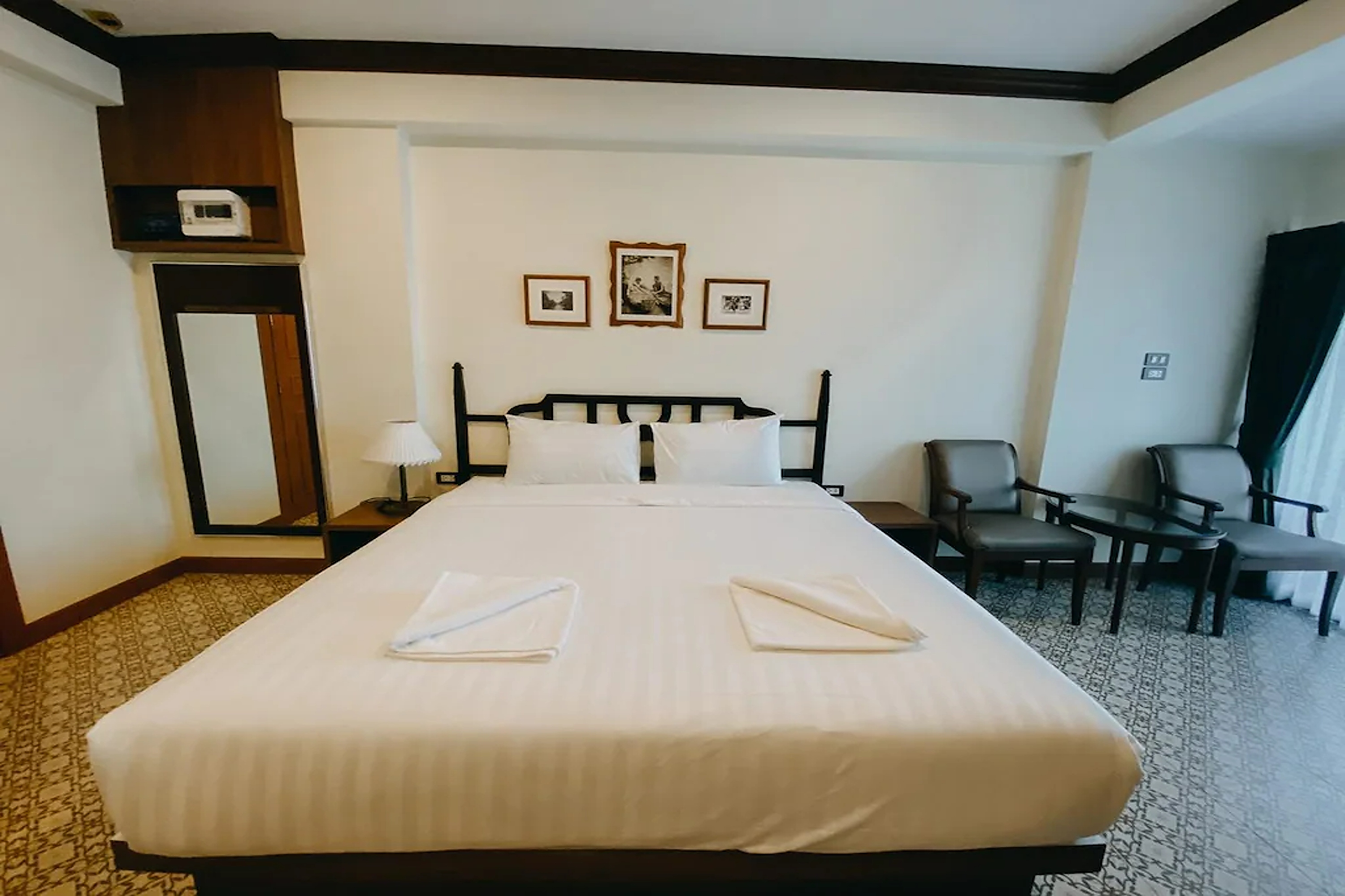 Double Deluxe City View King Bed