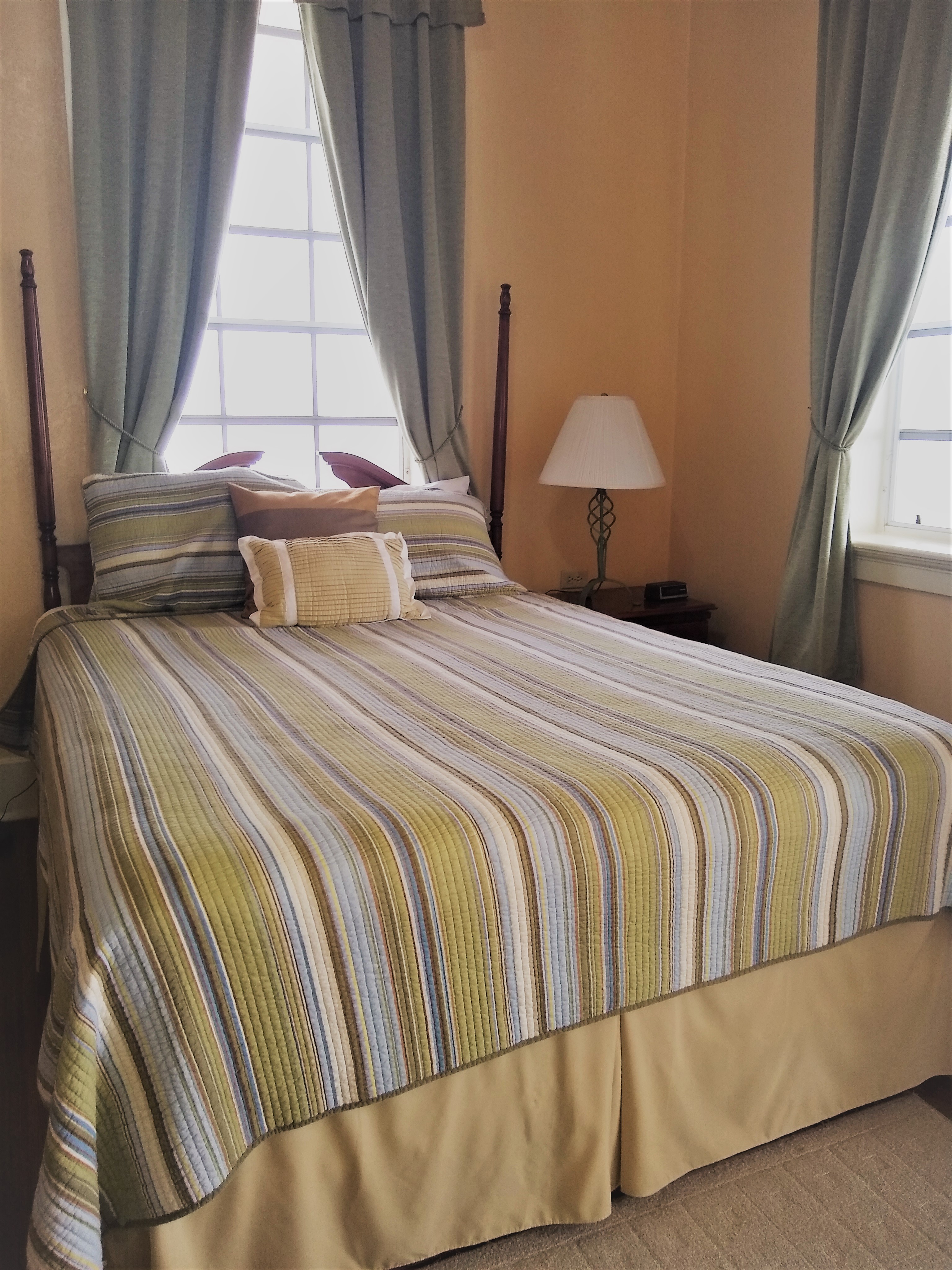 Room Partial Ocean View Queen Bed