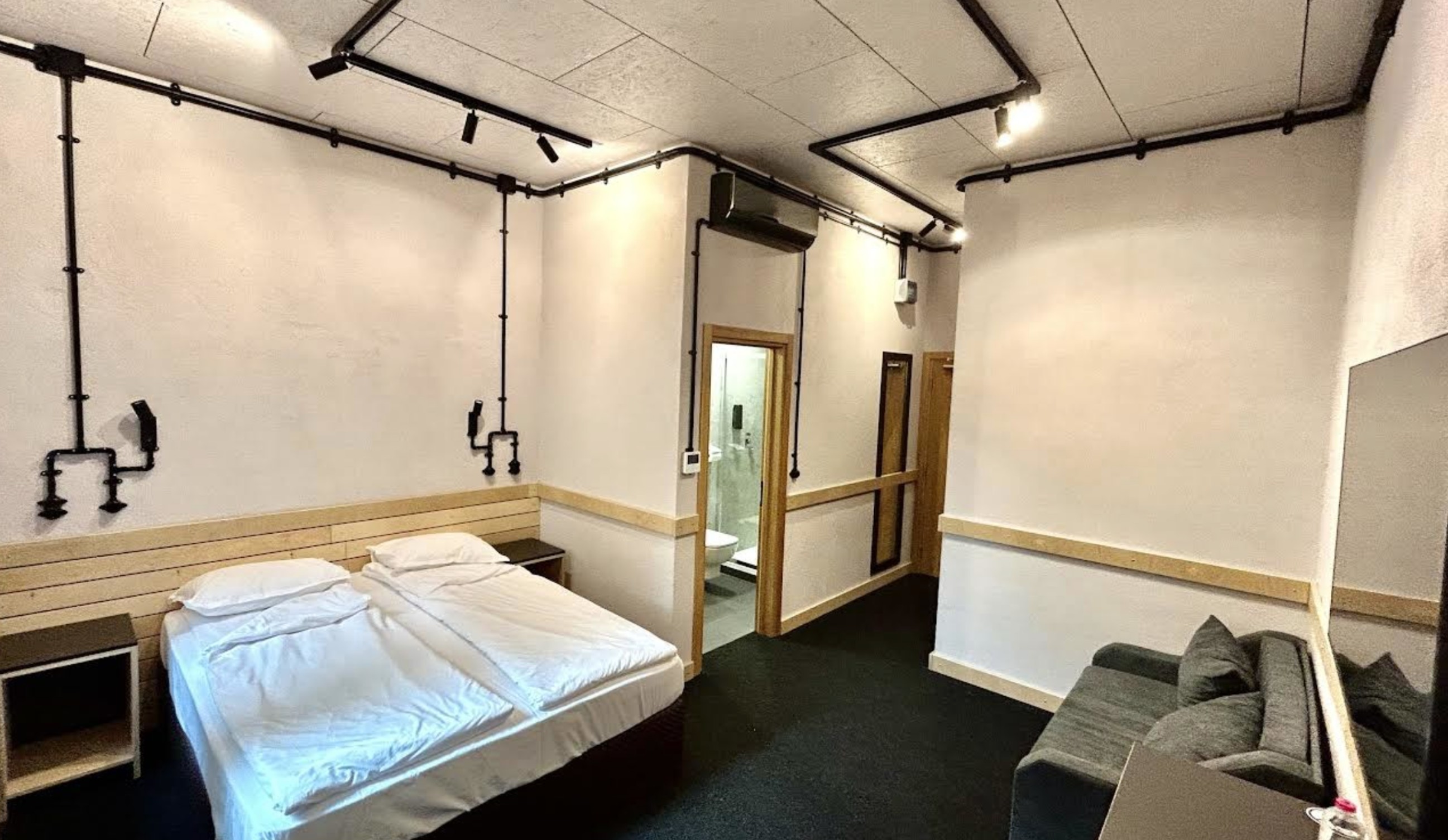 Double Deluxe One Bed