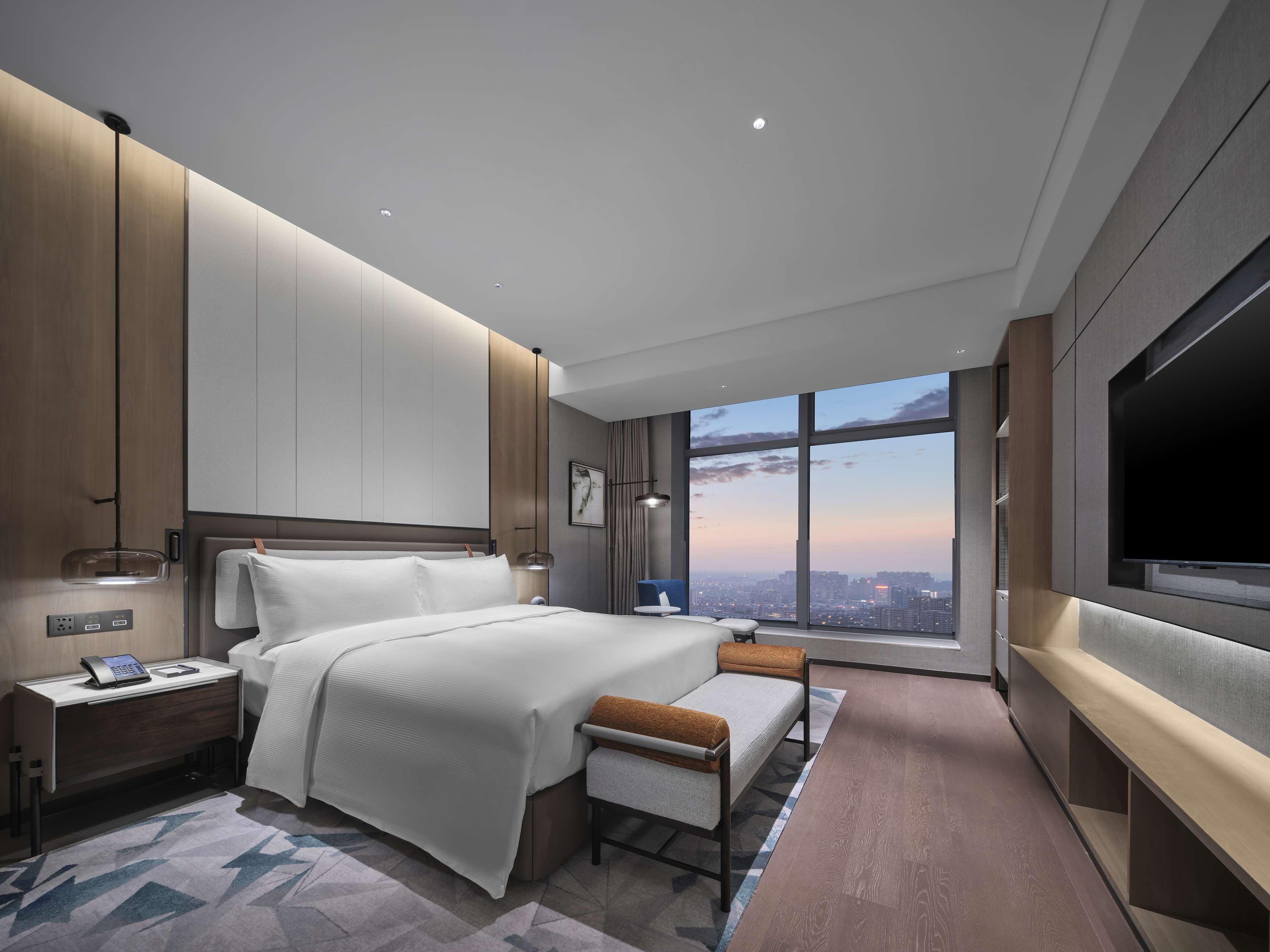 Suite Deluxe King Bed