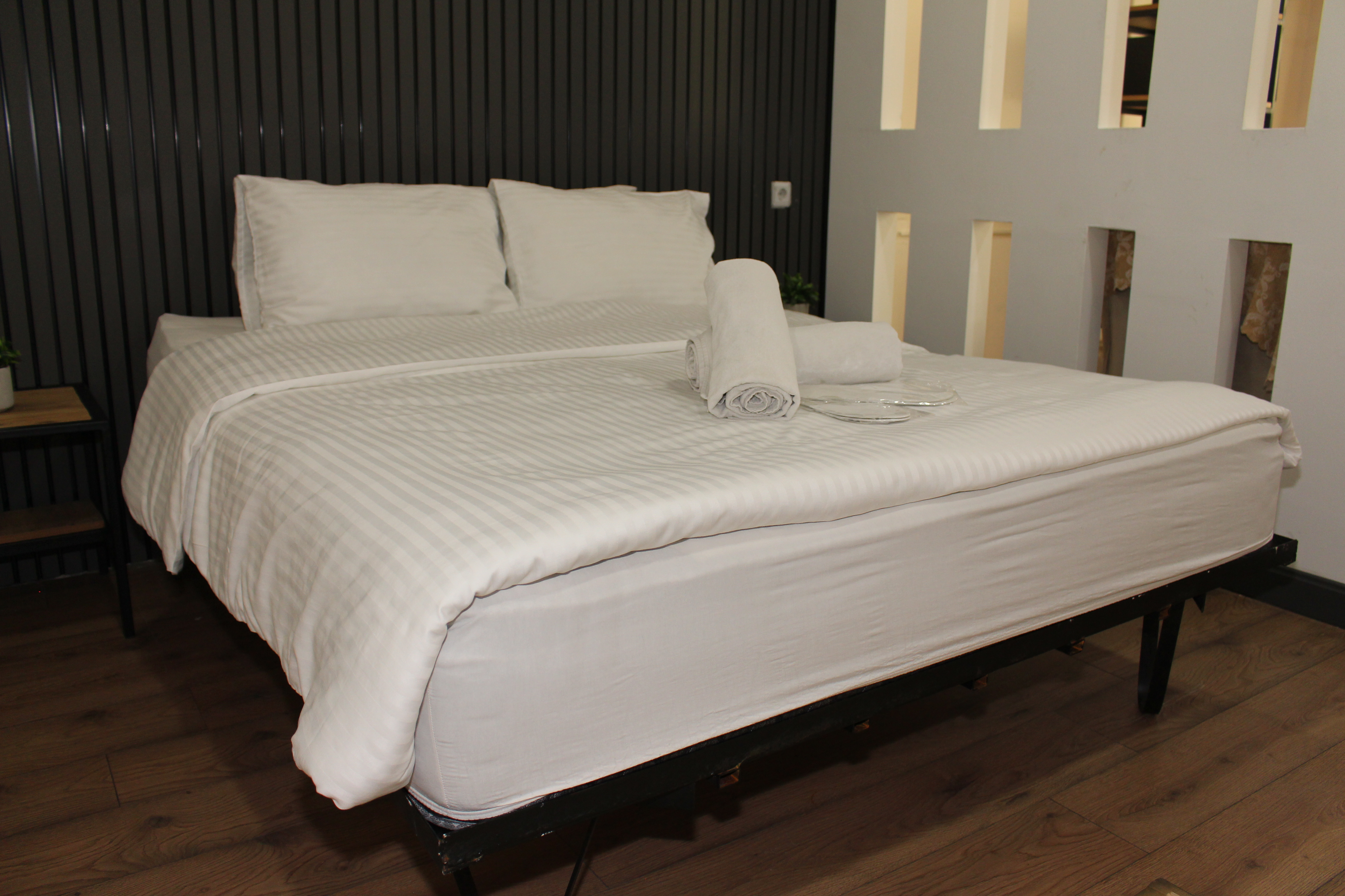 Double Deluxe One Bed