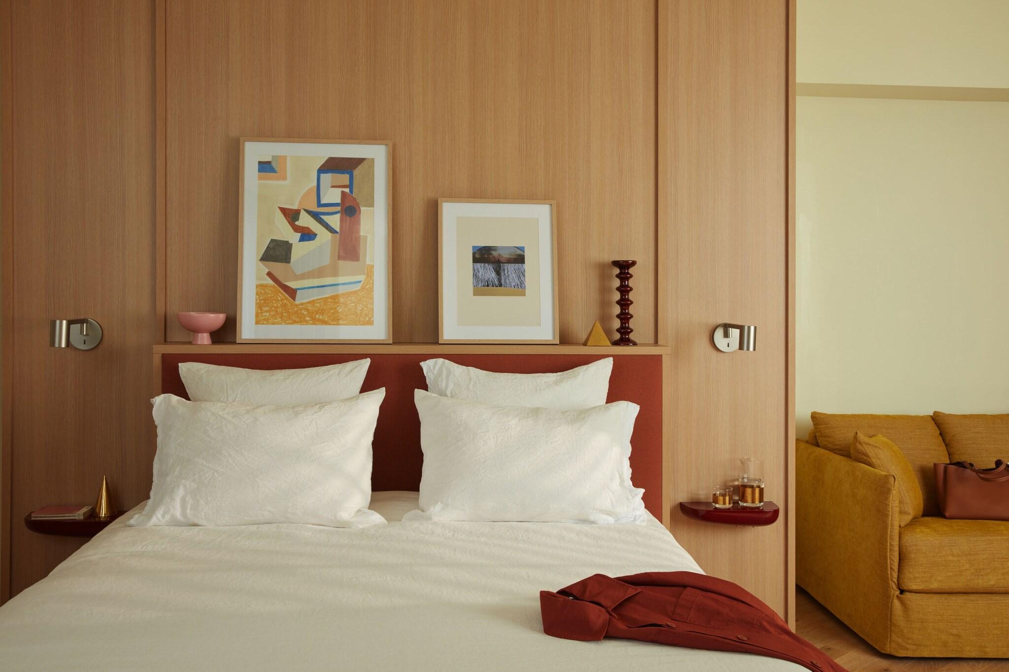 Family Room Premium Queen Bed