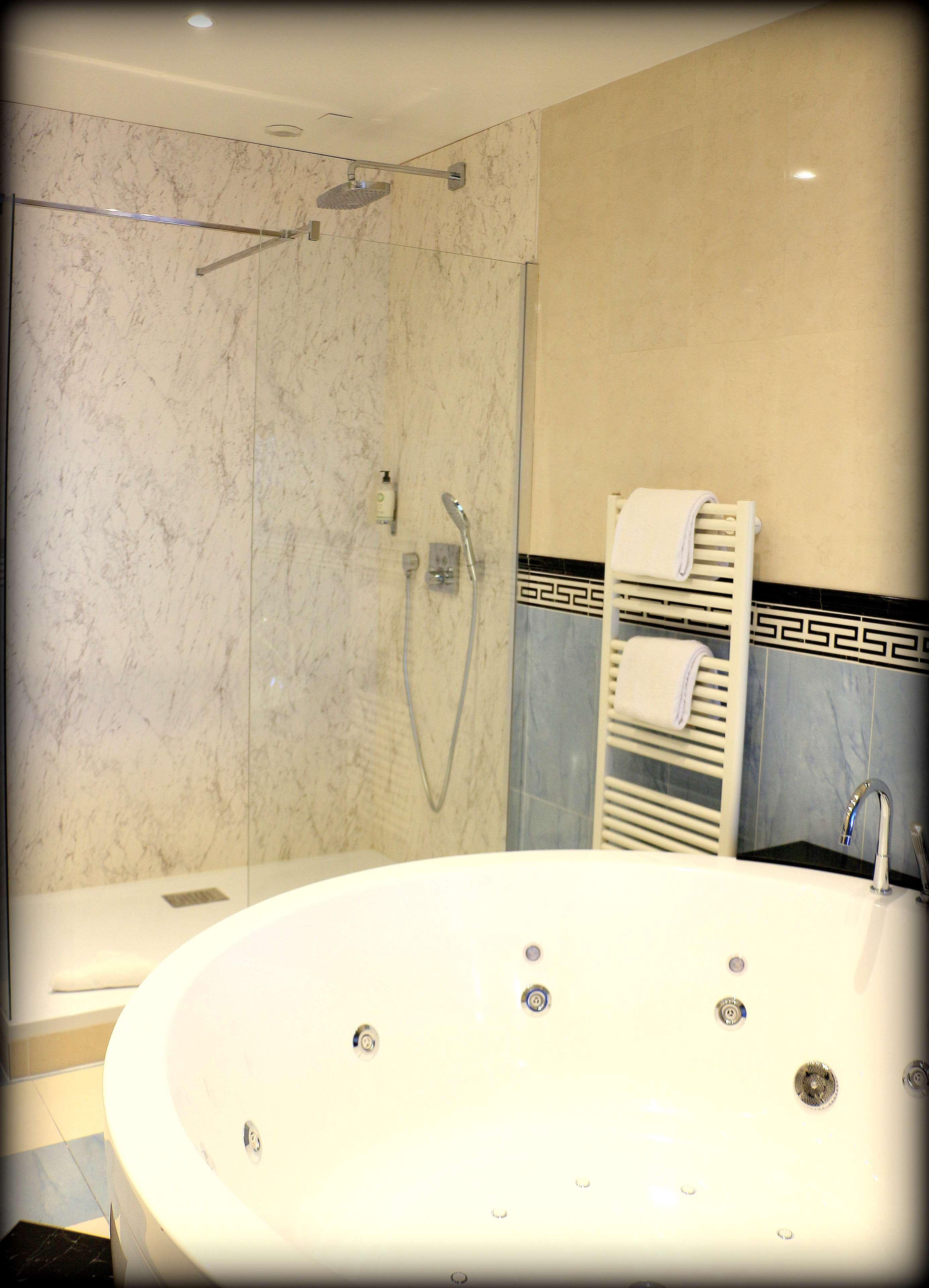 Suite Queen Size Bed