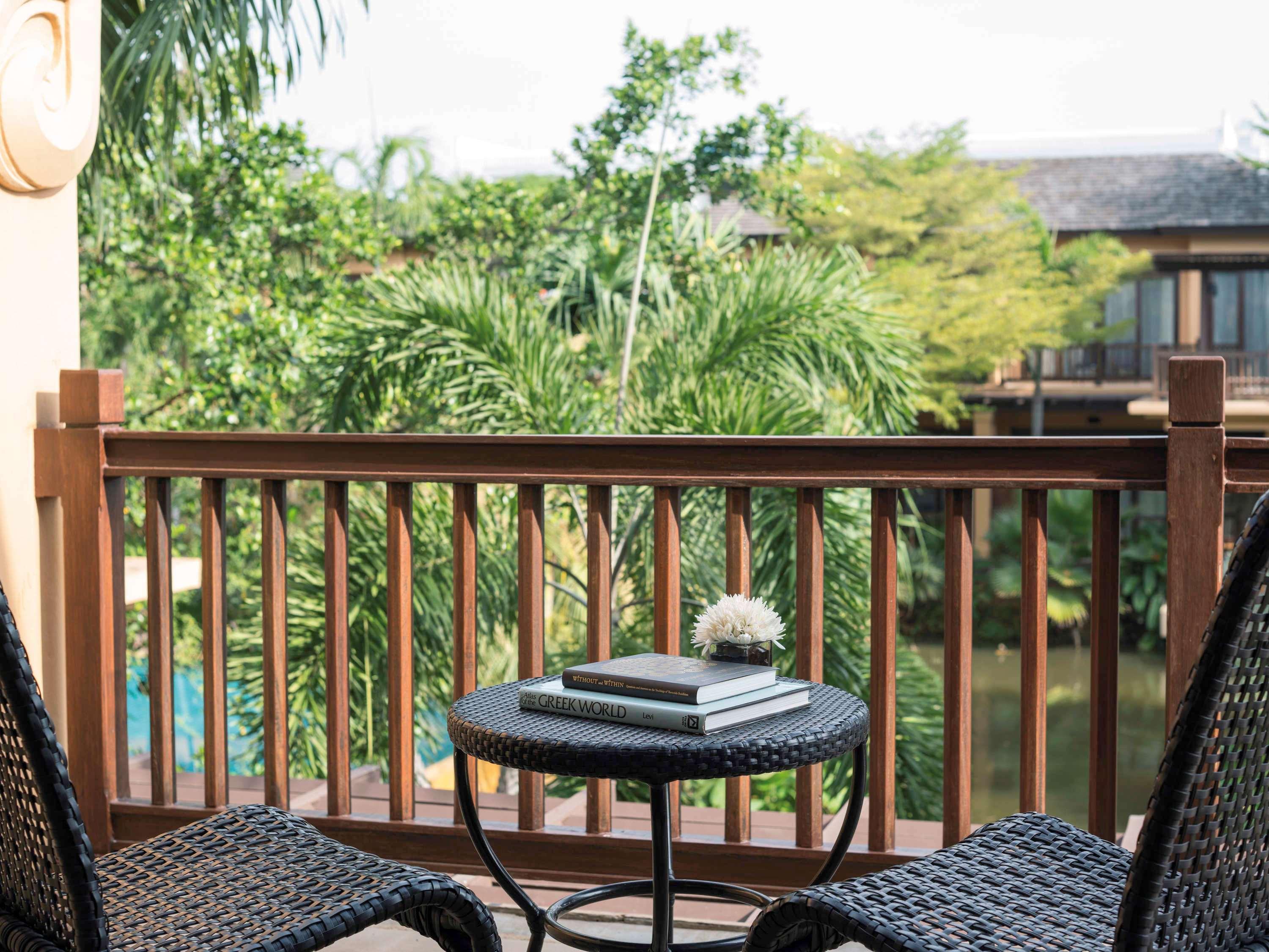 Junior Suite Pool View King Bed