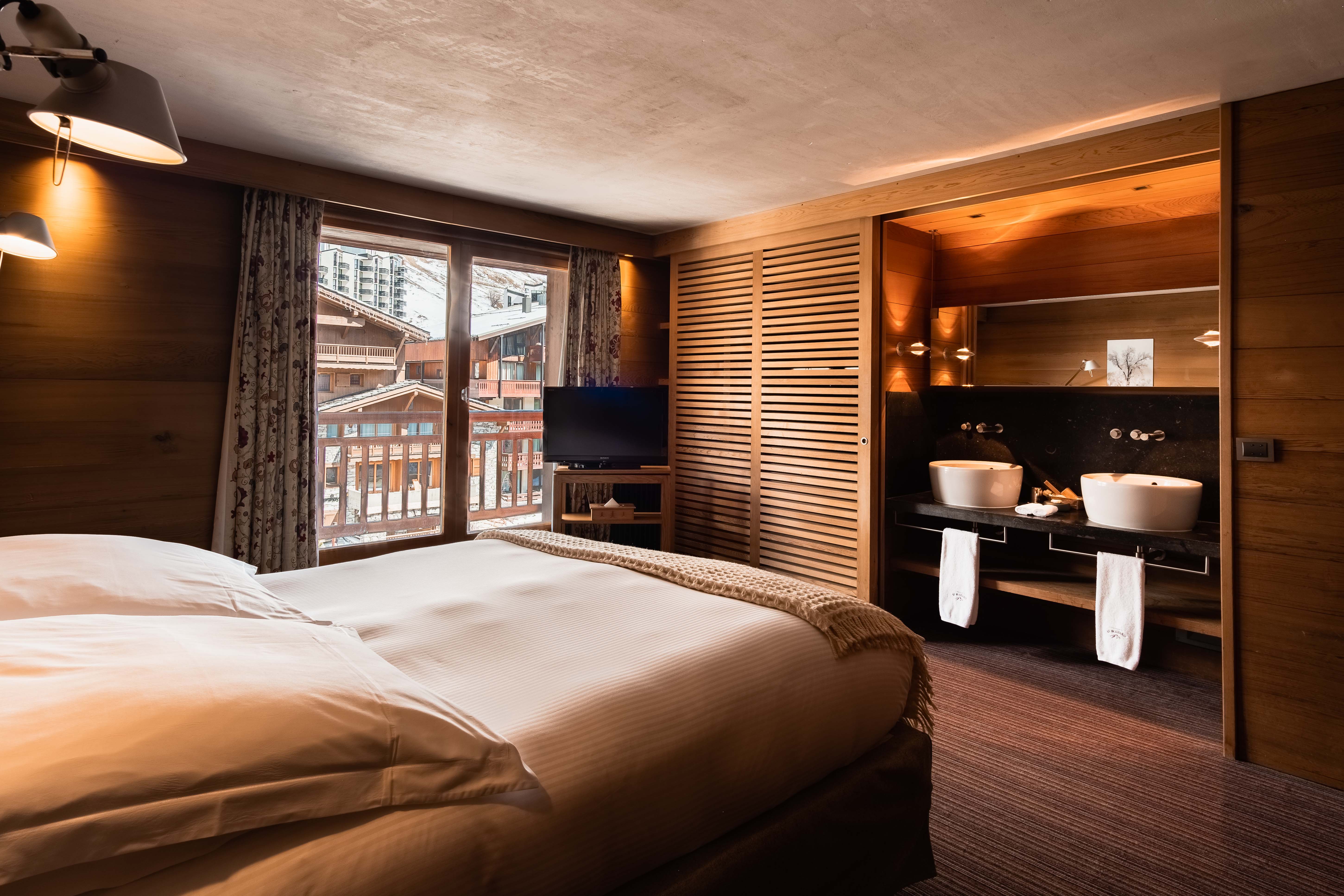 Room Connecting Room