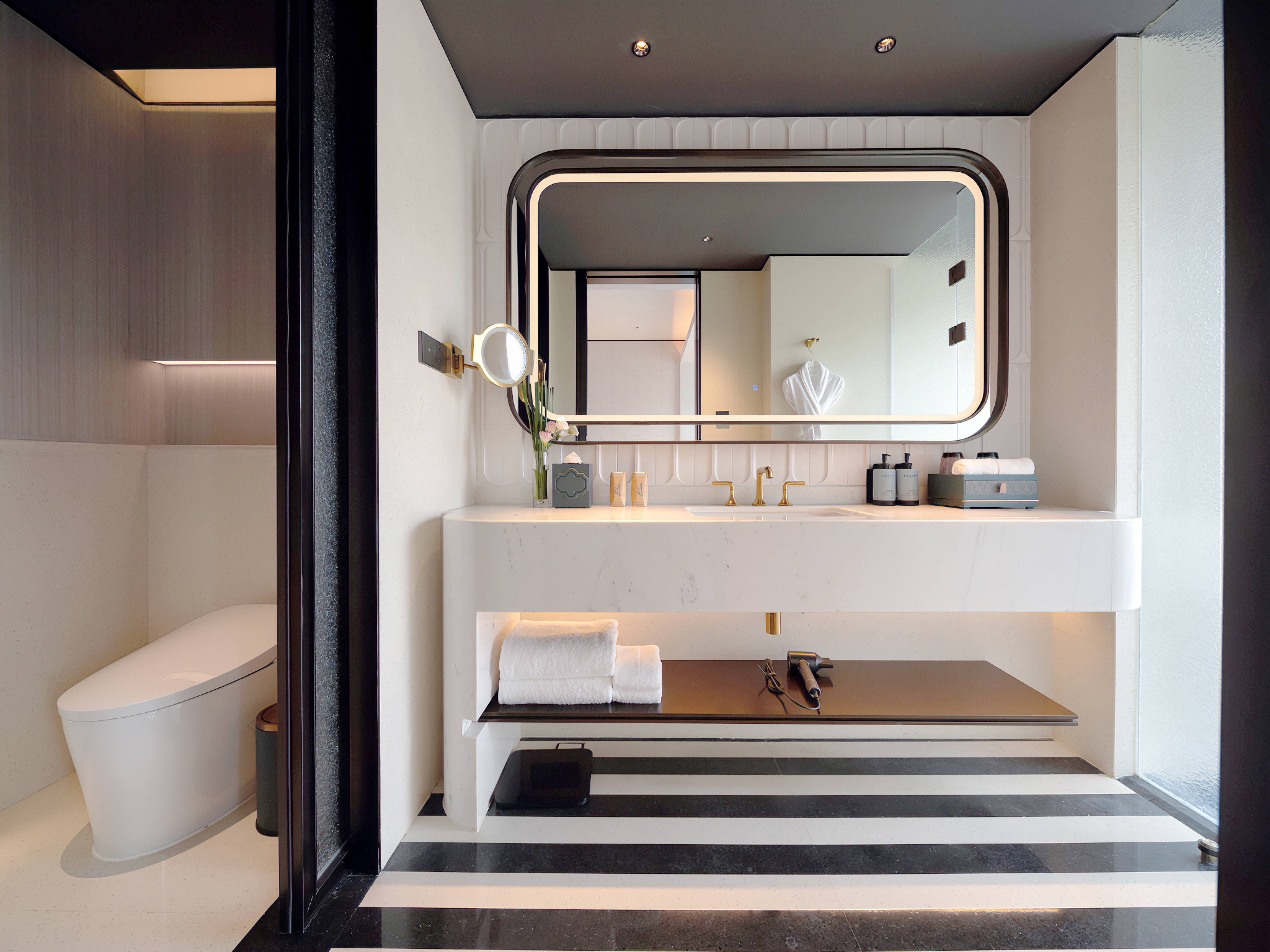 Twin Luxury City View