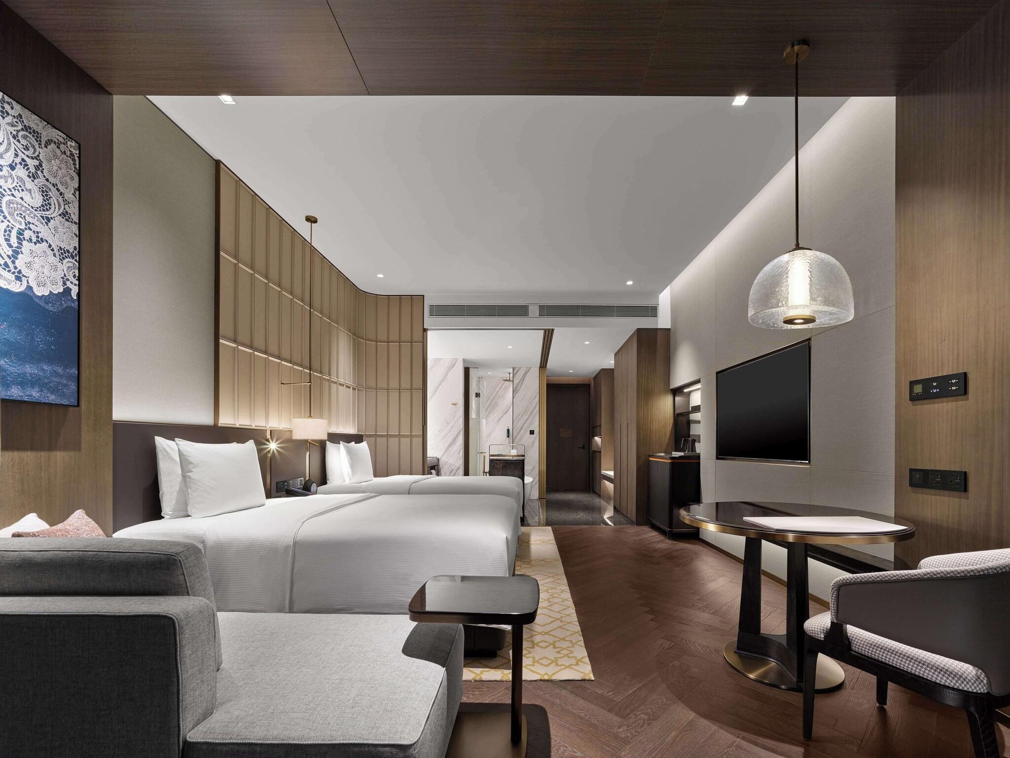 Double Deluxe King Bed