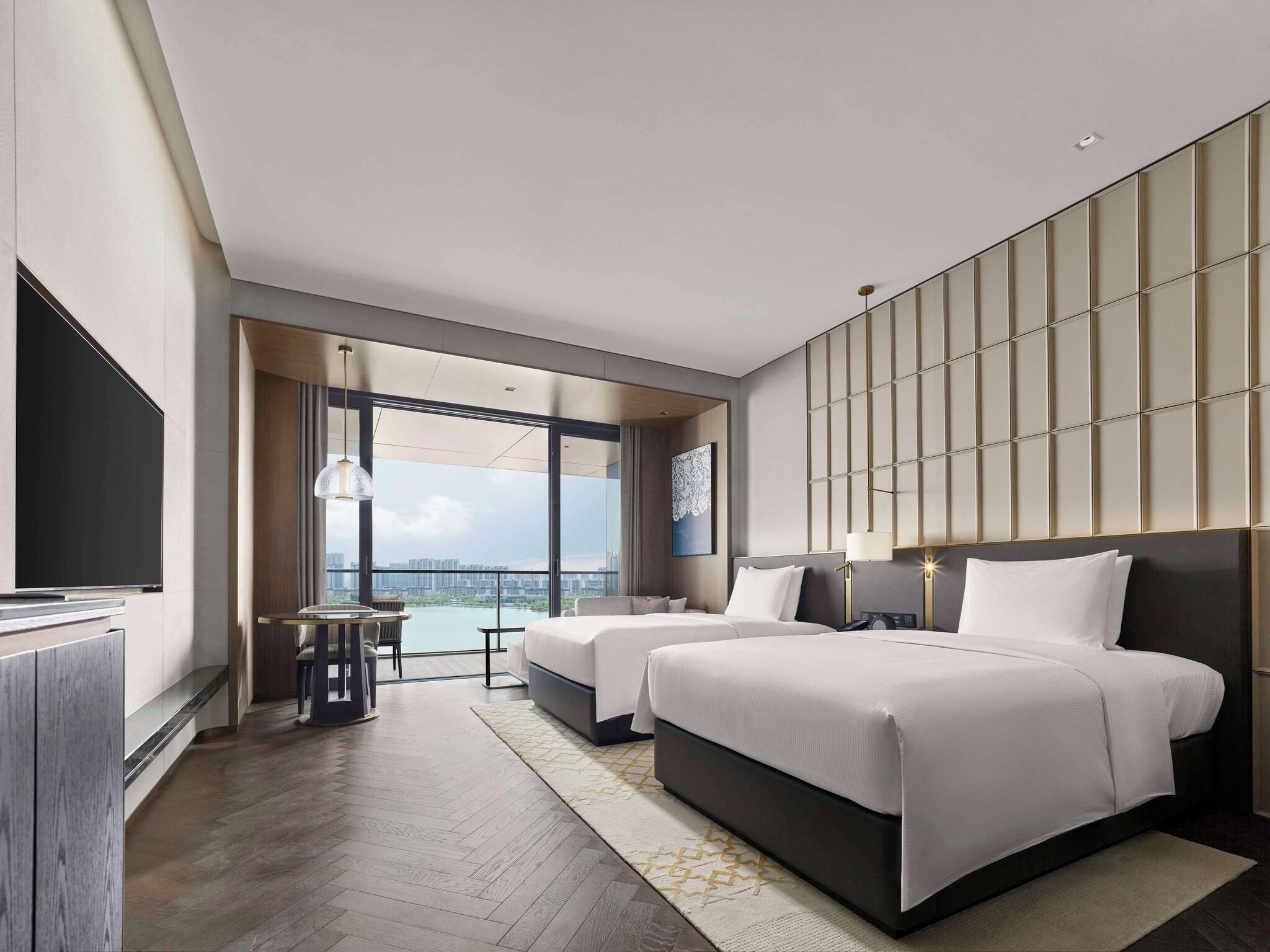 Double Deluxe King Bed