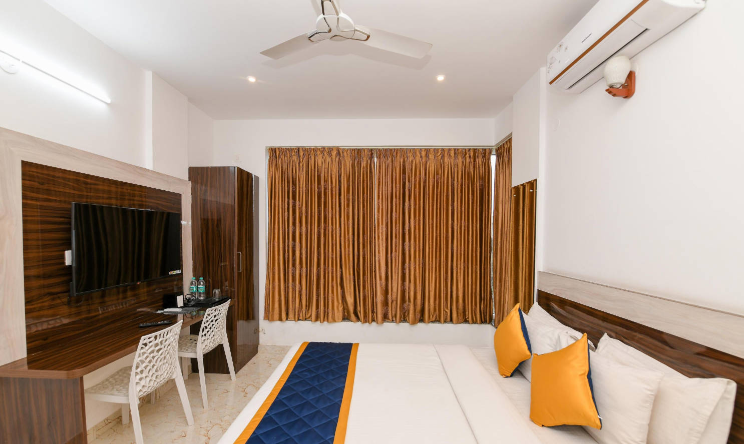 Double or Twin One Bedroom One Bathroom