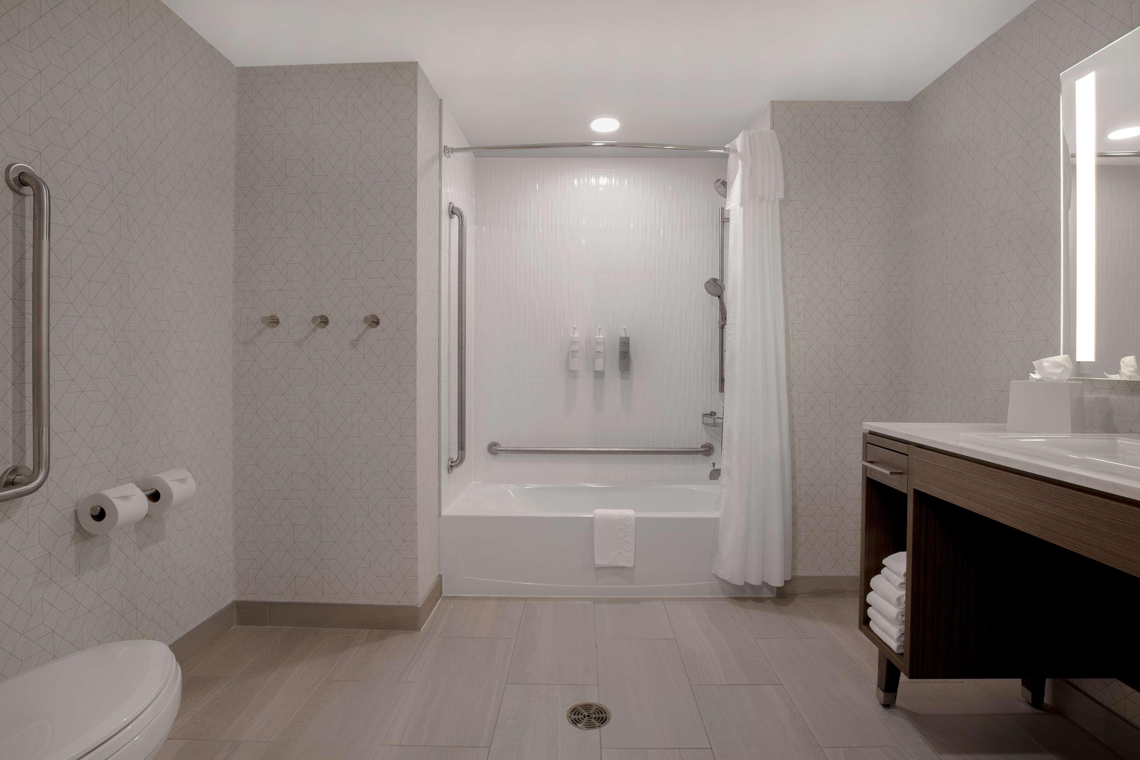 Studio Accessible King Size Bed