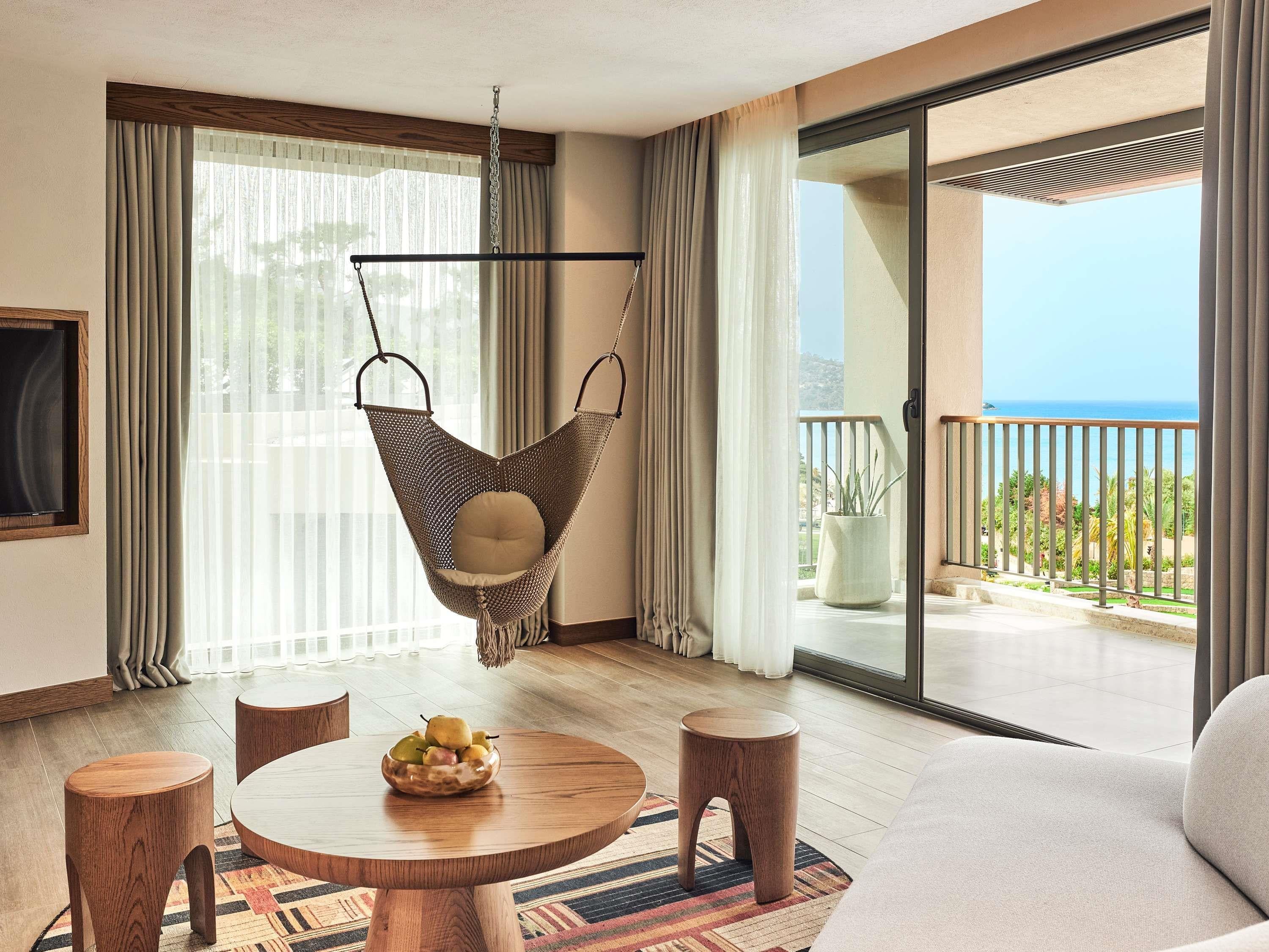 Suite Pool View King Bed