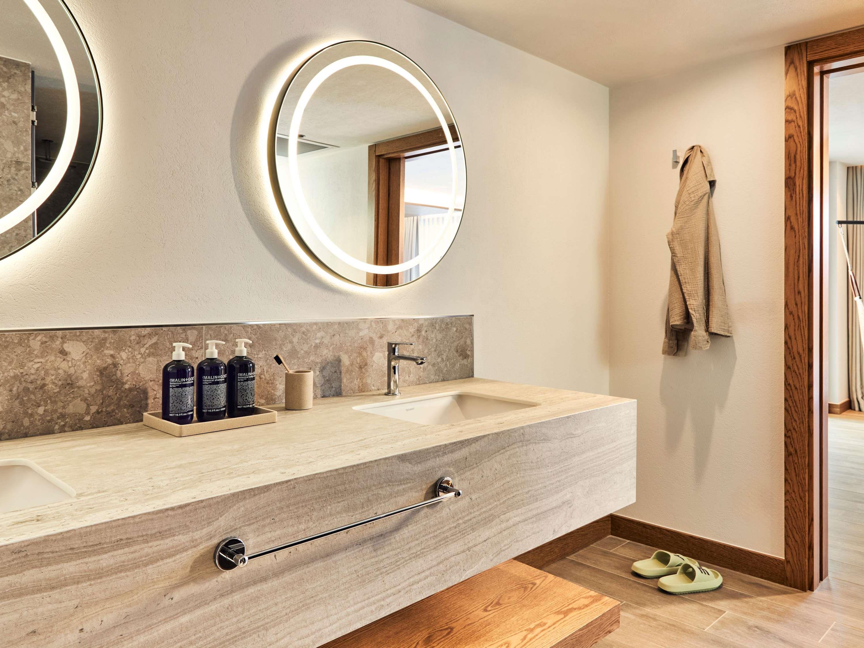 Suite Pool View King Bed